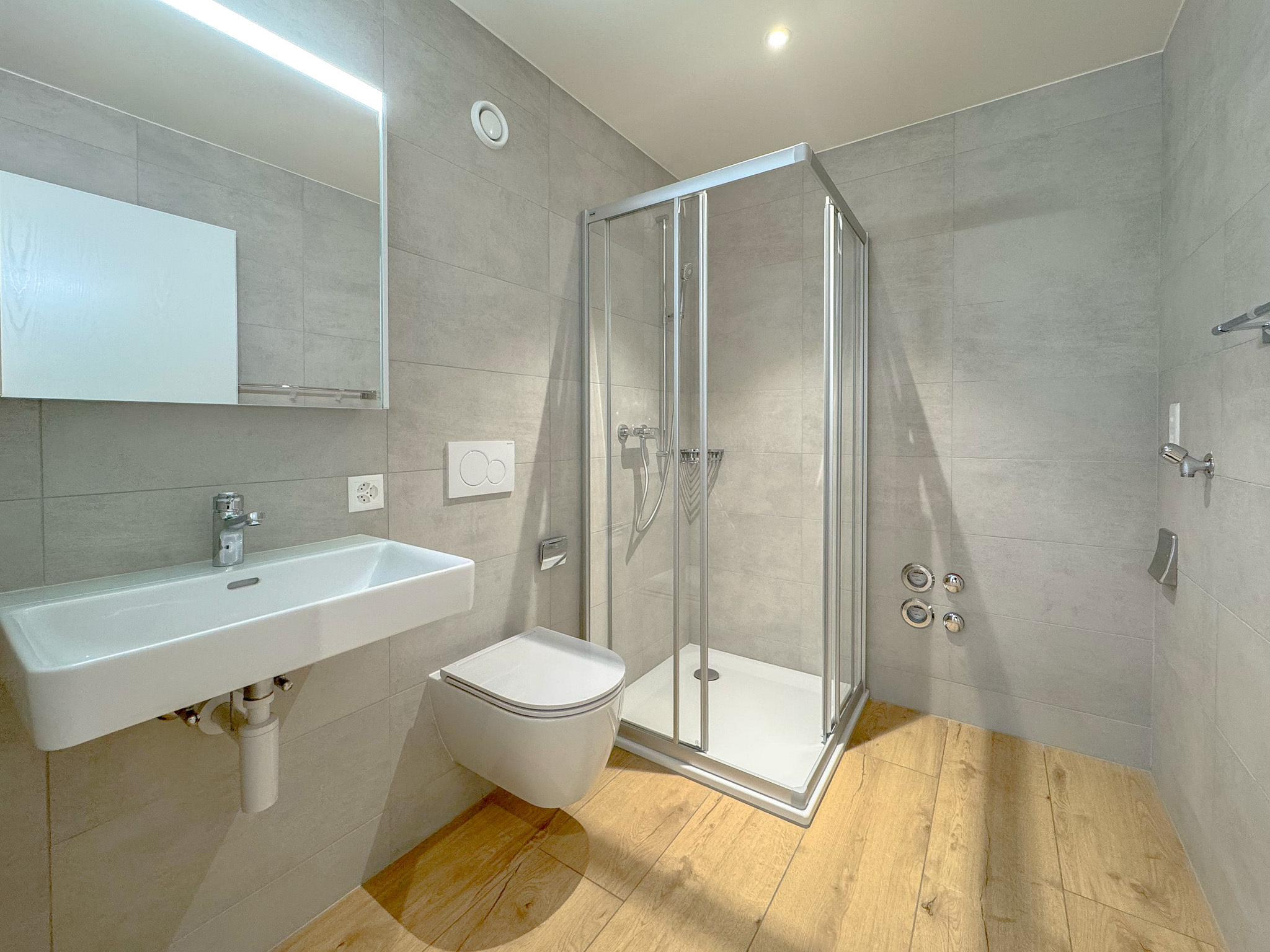 Salle de douche avec pré-installation pour une colonne de lavage Salle de douche avec pré-installation pour une colonne de lavage
