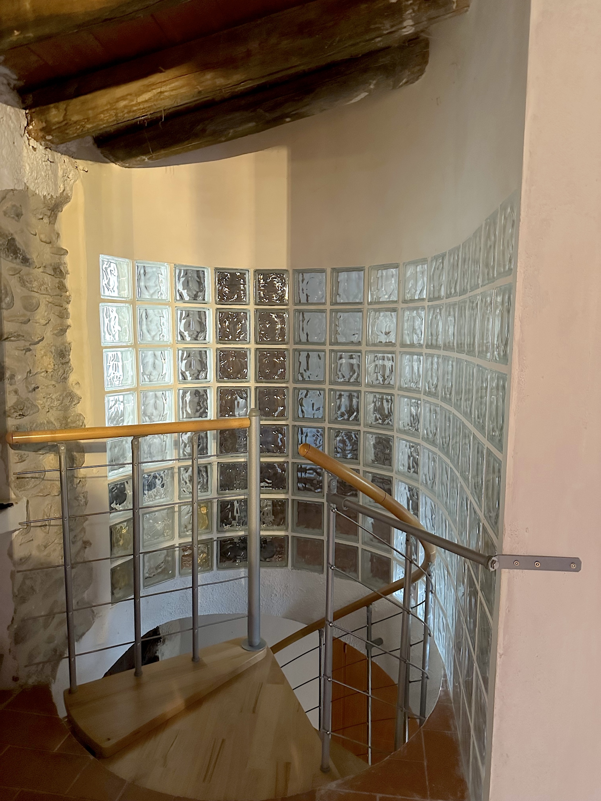 une cage d'escalier avec un mur de verre et des escaliers menant au deuxième étage une cage d'escalier avec un mur de verre et des escaliers menant au deuxième étage