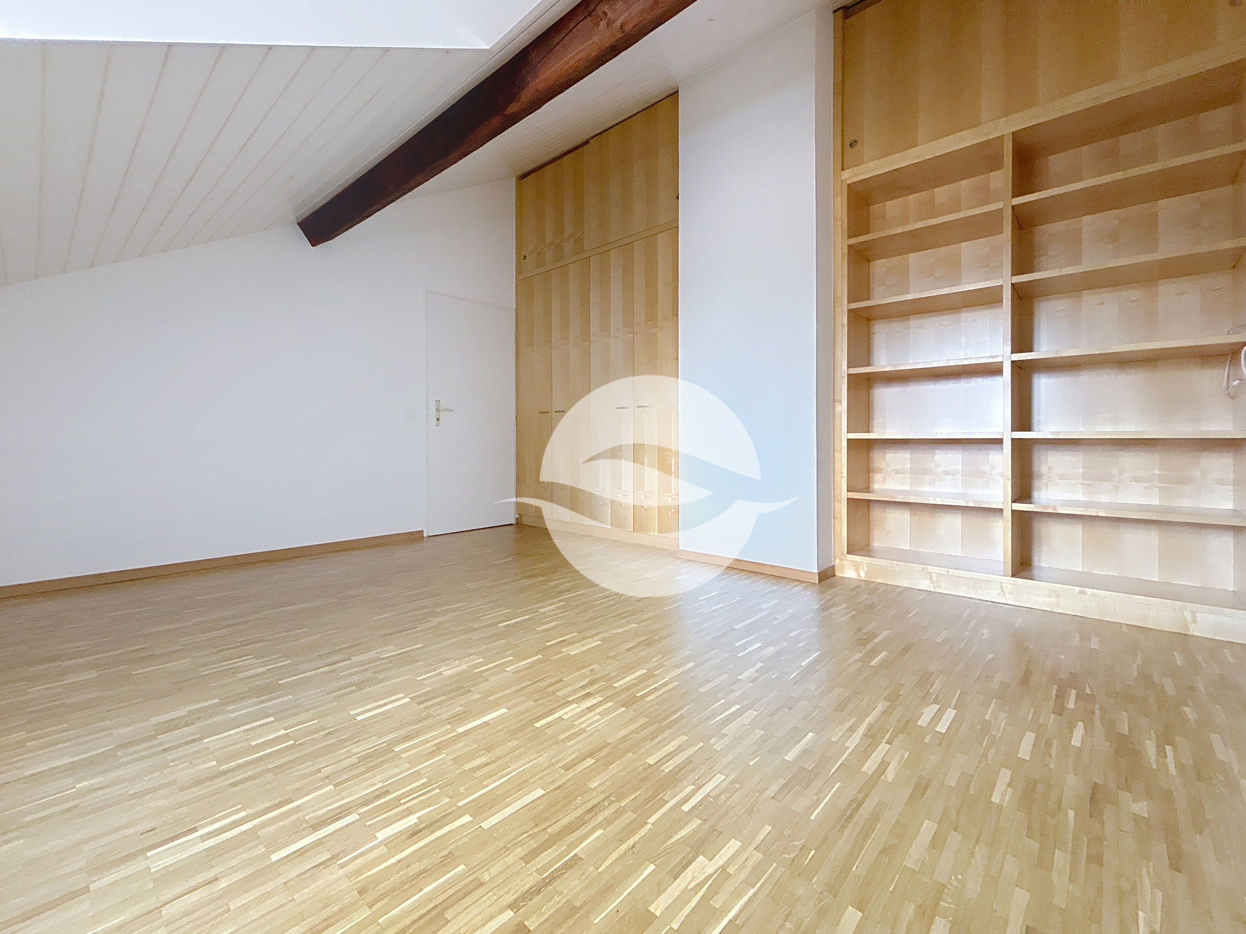 Chambre à coucher avec grandes armoires encastrées