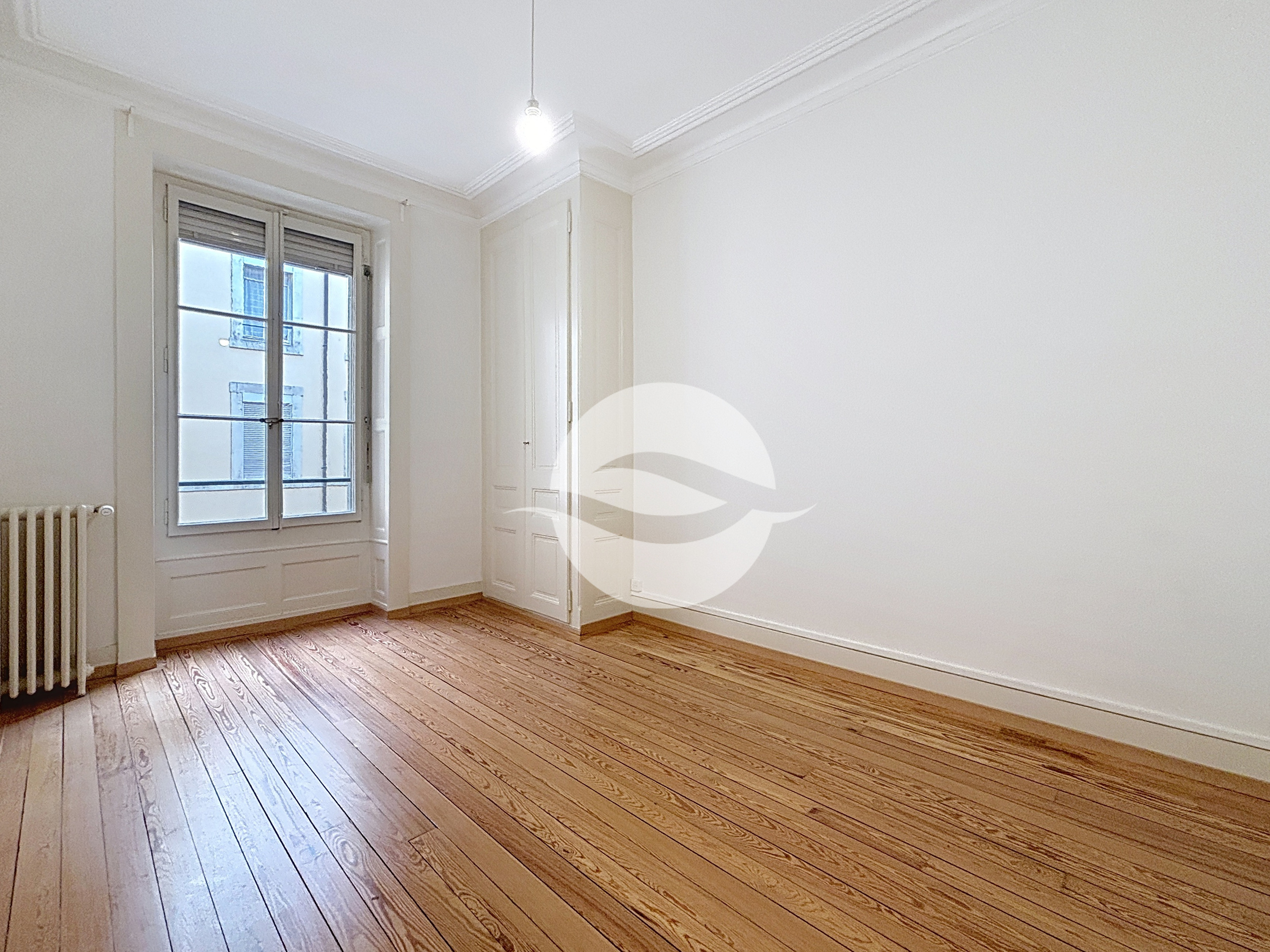 Chambre 2 avec armoire vue sur cours intérieure Chambre 2 avec armoire vue sur cours intérieure