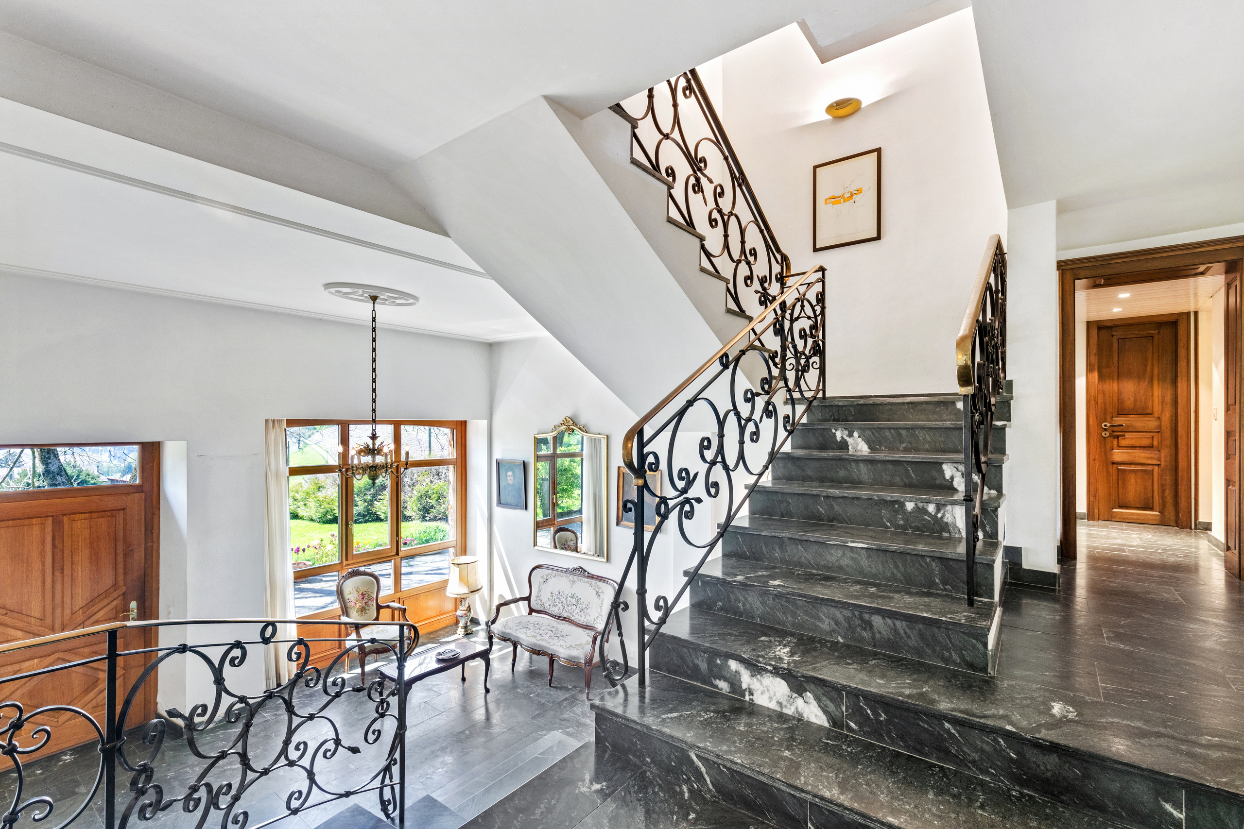 Hall d'entrée, escaliers en marbre