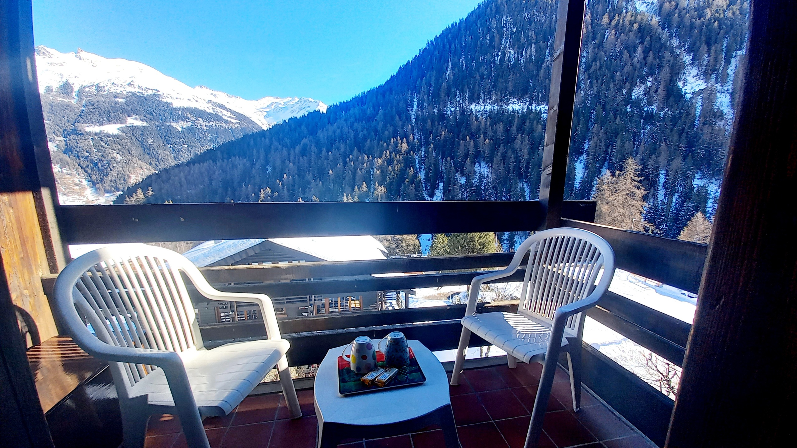 Vue du balcon côté est  Vue du balcon côté est