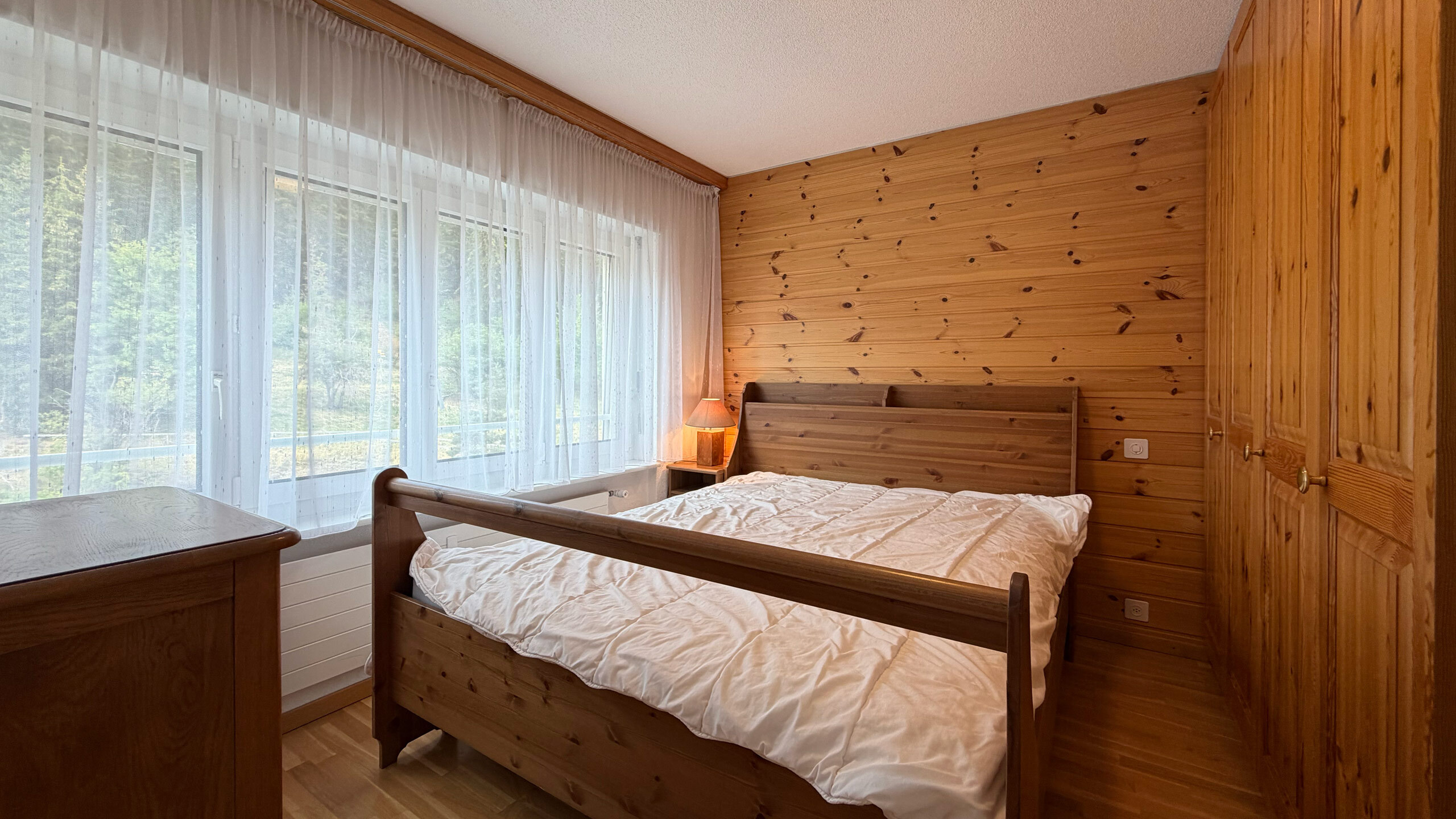 Chambre double avec armoires