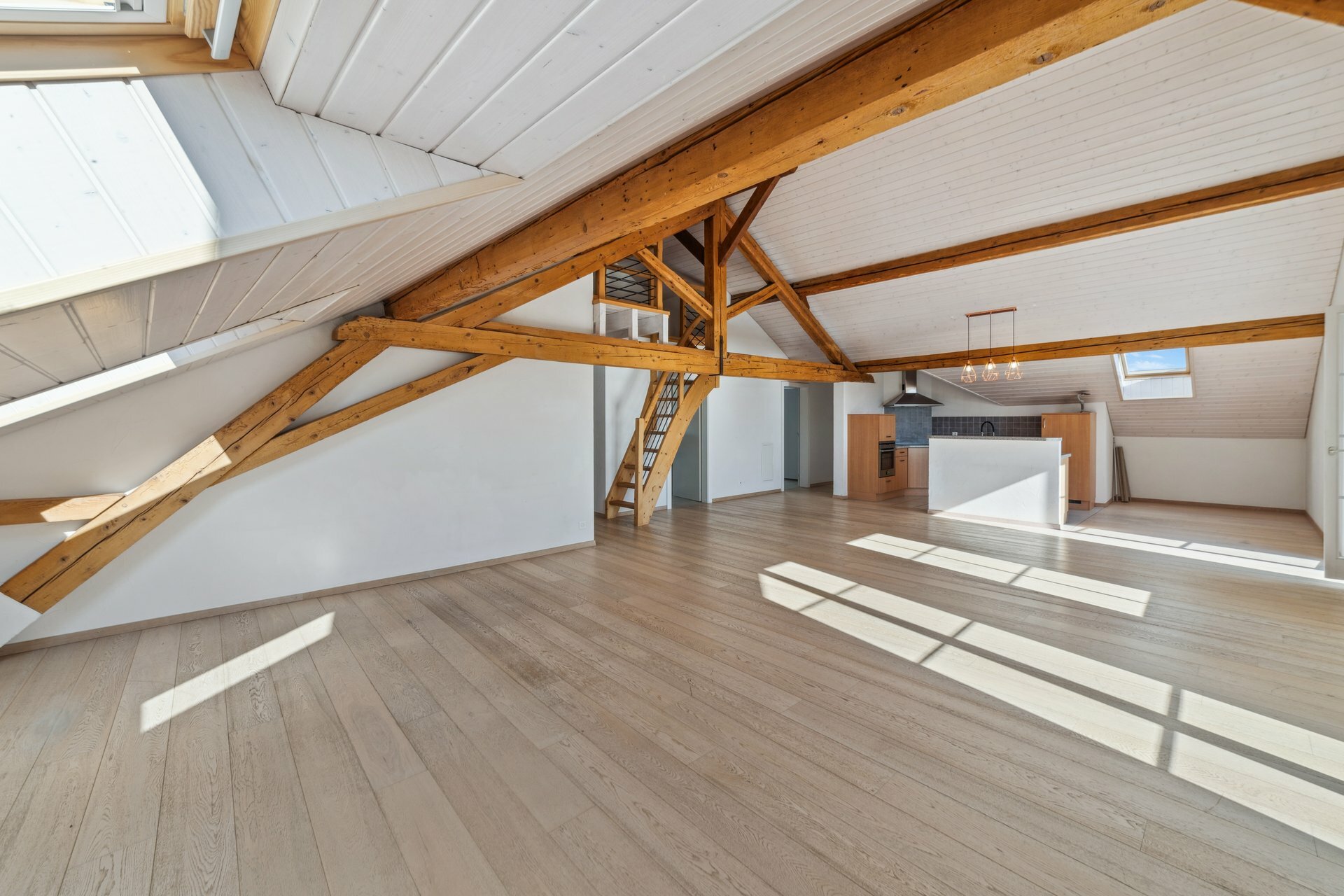 Séjour, cuisine, coin manger et mezzanine