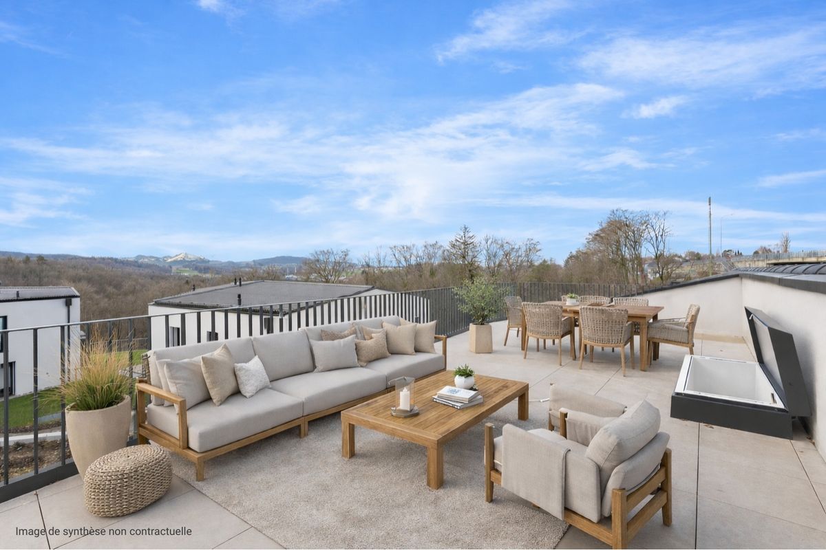 Terrasse aménagée avec mobilier et vue panoramique. Terrasse aménagée avec mobilier et vue panoramique.