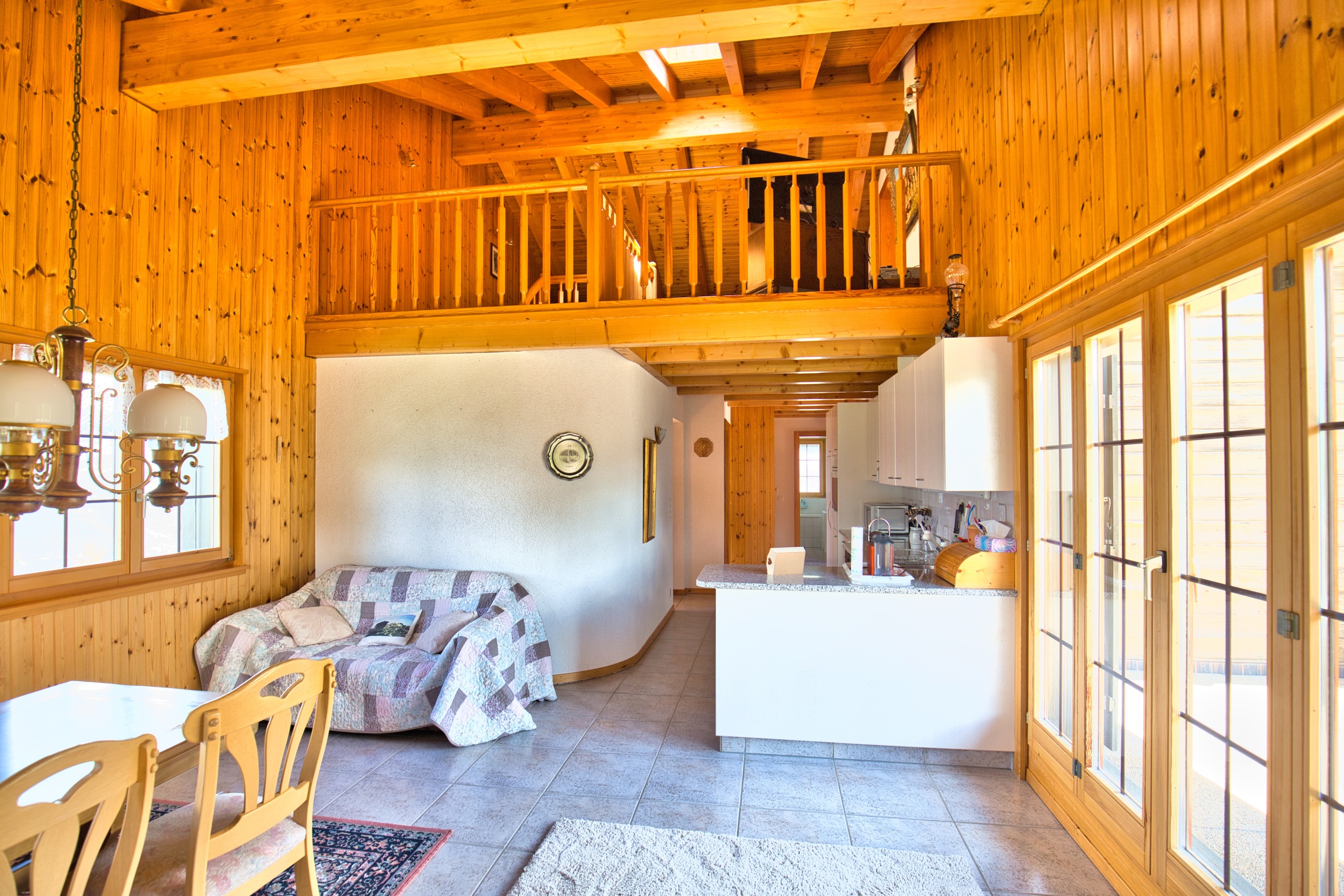 l'intérieur d'une maison comprenant une grande pièce avec un plafond en bois, un salon et une salle à manger l'intérieur d'une maison comprenant une grande pièce avec un plafond en bois, un salon et une salle à manger
