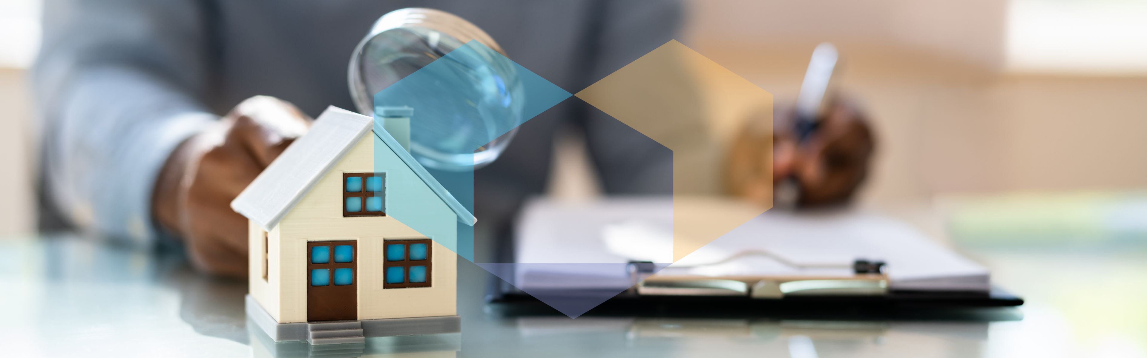 Stima immobiliare con una casa sotto la lente, che illustra la valutazione del valore di un immobile in Svizzera.