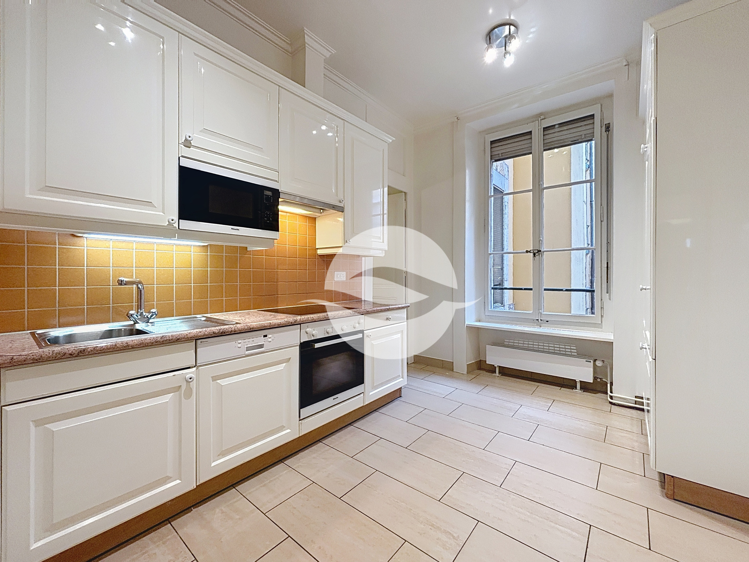 Cuisine équipée vue sur cours intérieure Cuisine équipée vue sur cours intérieure