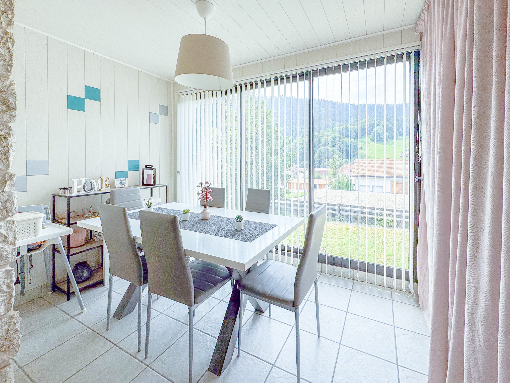 Appt loué au rez : Salle à manger dans véranda isolée