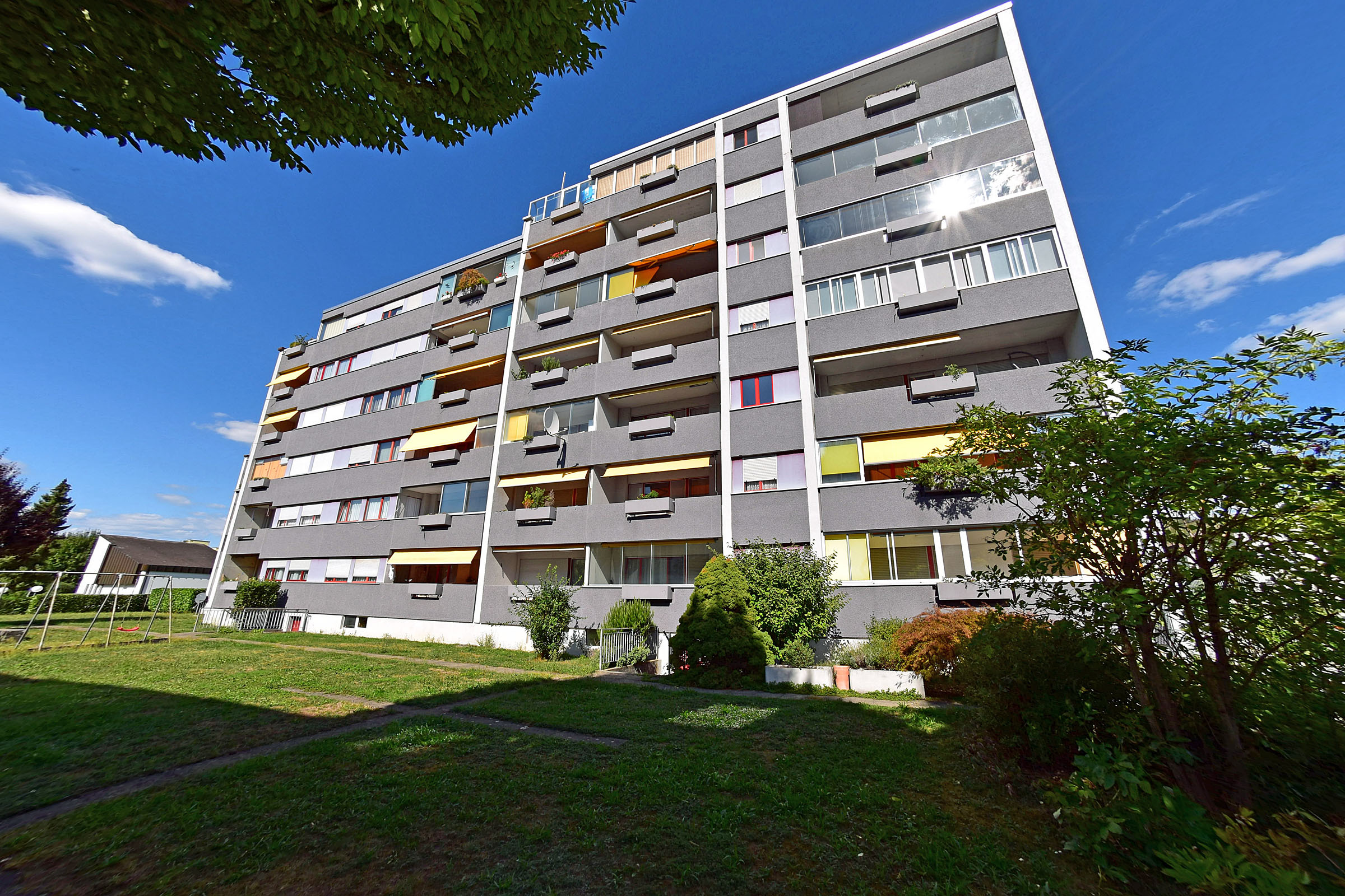 Sonnenverwöhnte Südfassade mit Umschwung Sonnenverwöhnte Südfassade mit Umschwung