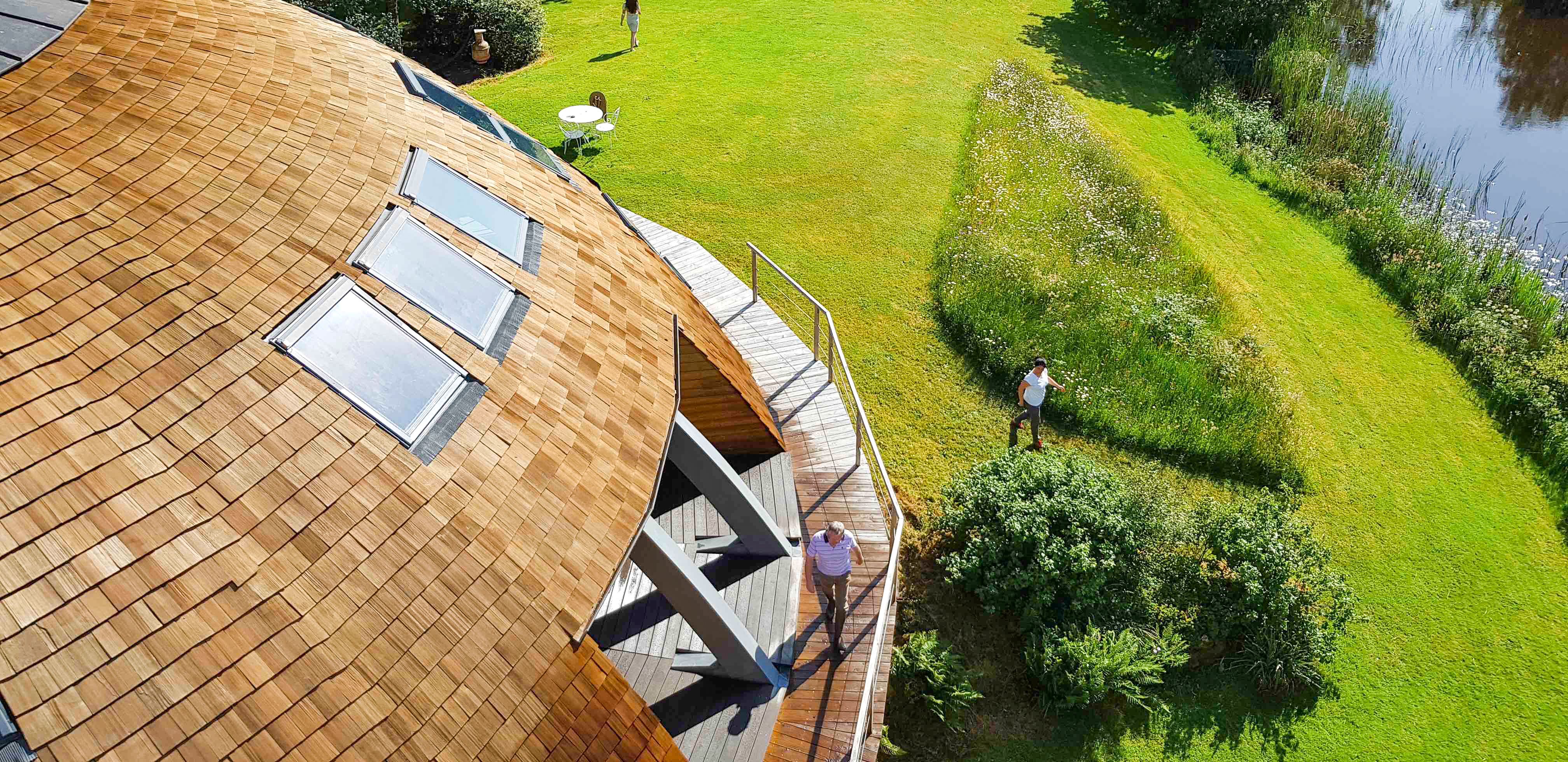 Vue extérieure d'un Domespace avec jardin.