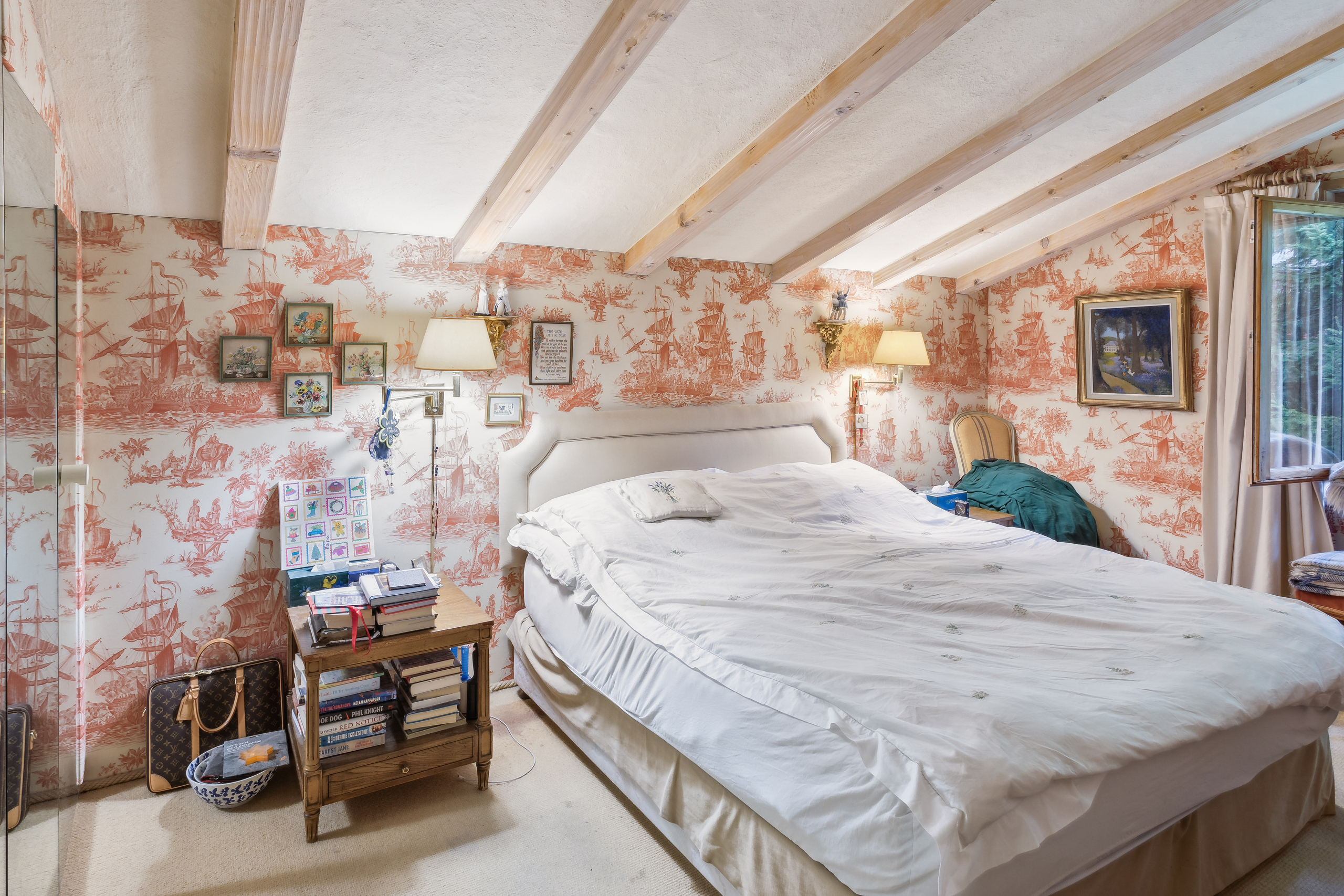 Suite parentale du rez-de-chaussée avec salle de bain, salle de douche, dressing et WC