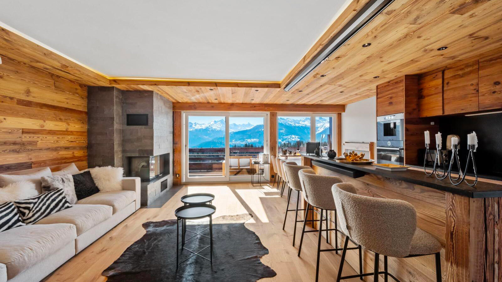Kitchen with bar and sofas