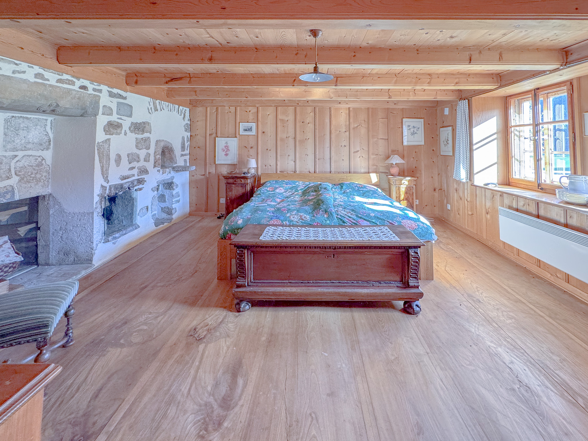 Grande chambre avec mur en pierre au rez Grande chambre avec mur en pierre au rez