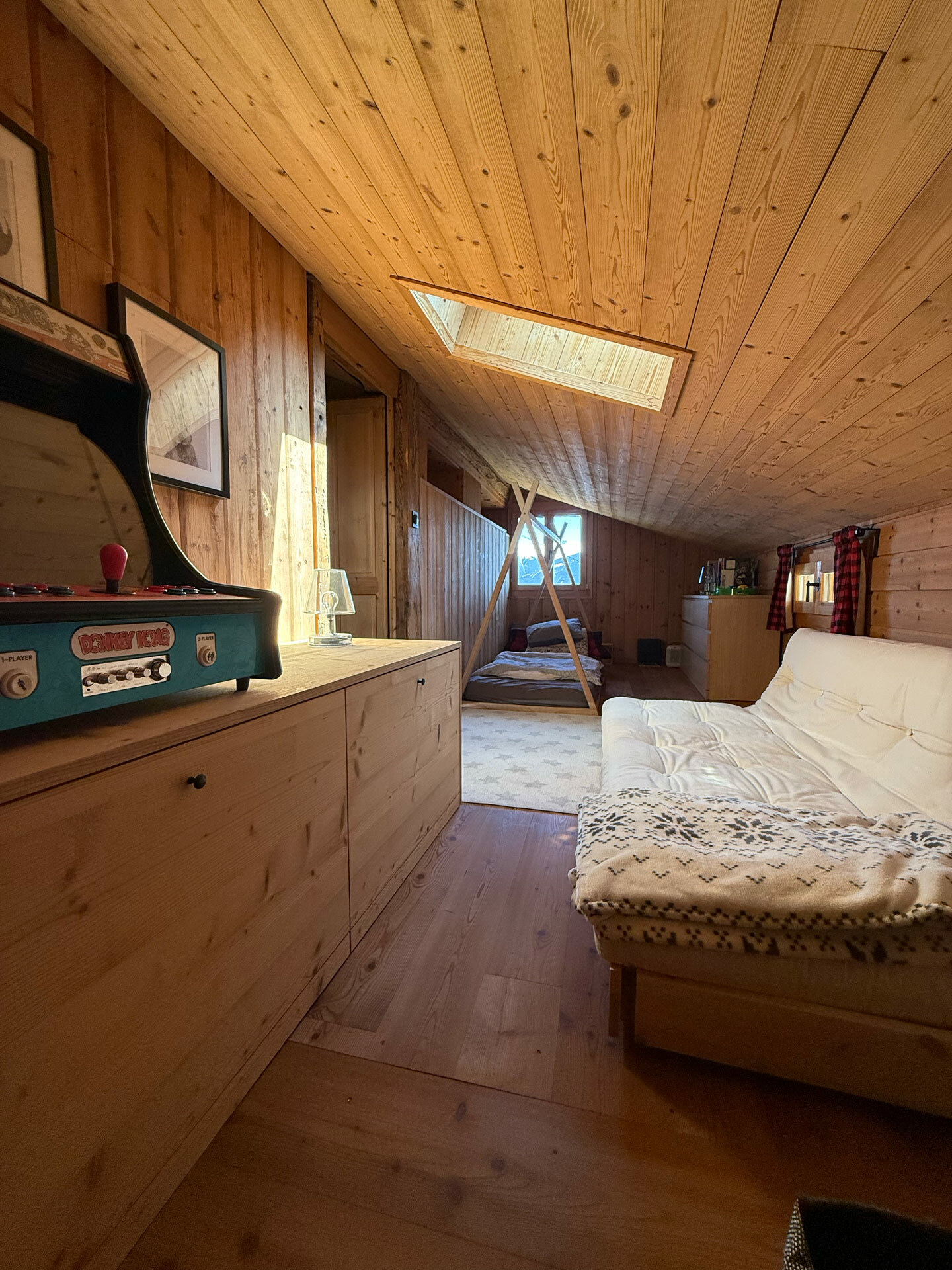 Troisième chambre (mansardée) avec coin jeux Troisième chambre (mansardée) avec coin jeux