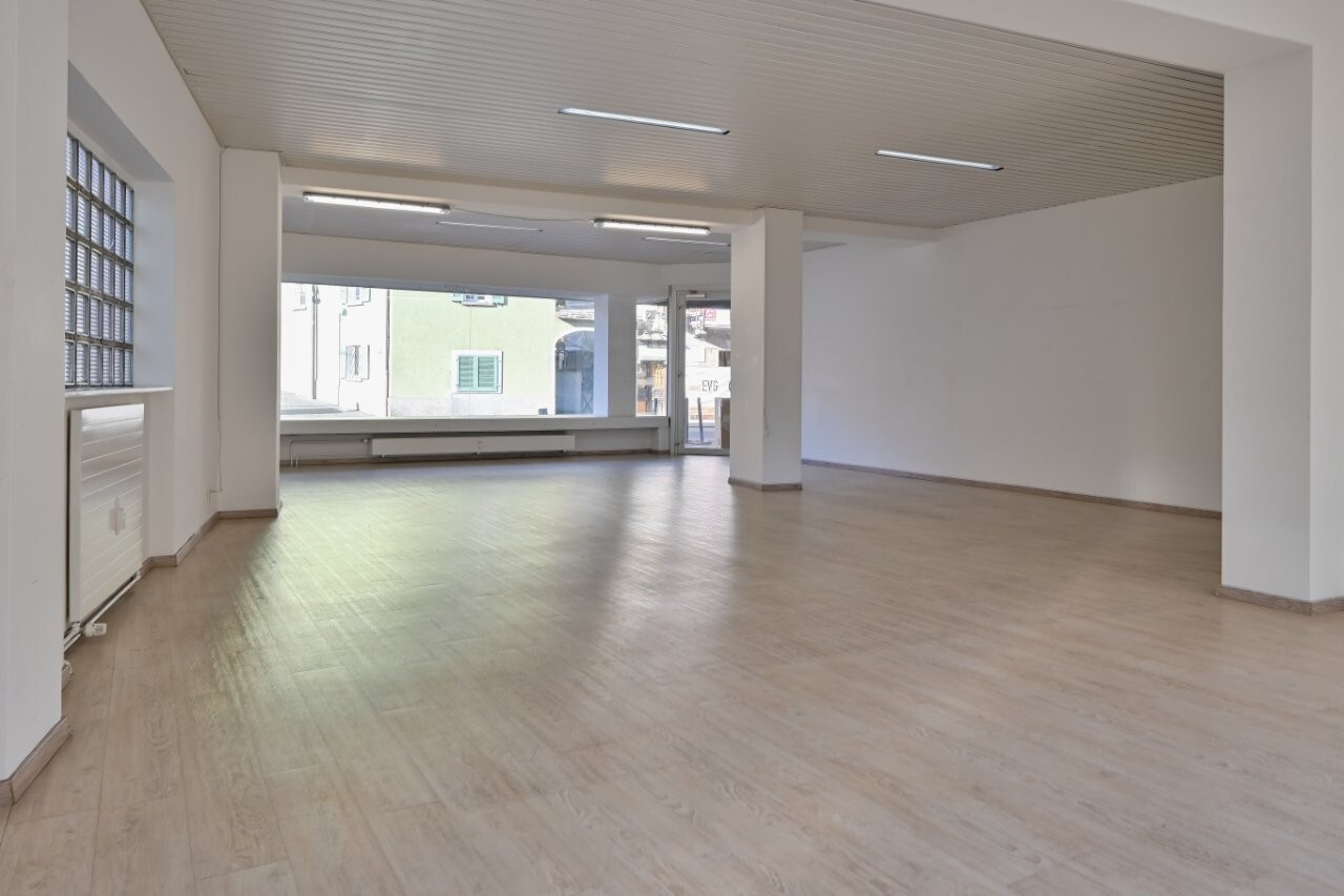 Commercial unit 100 sqm