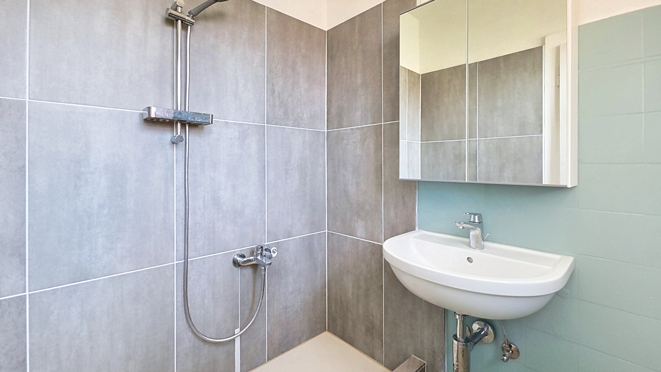 Appartement  4 pces 1er étage - salle de bain