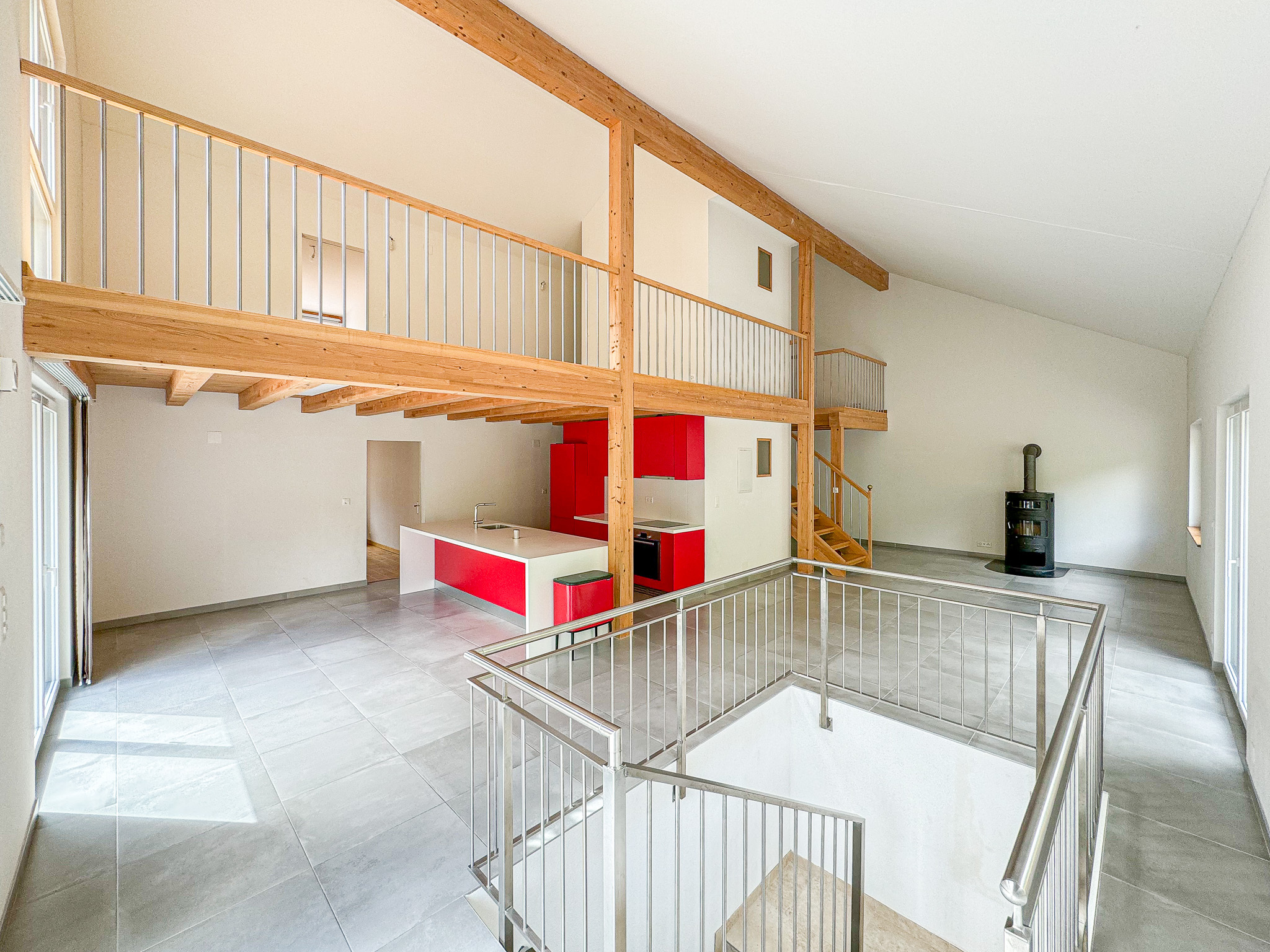 Duplex de 6 pces - cuisine ouverte sur le grand séjour équipé d'un poêle à bois Duplex de 6 pces - cuisine ouverte sur le grand séjour équipé d'un poêle à bois