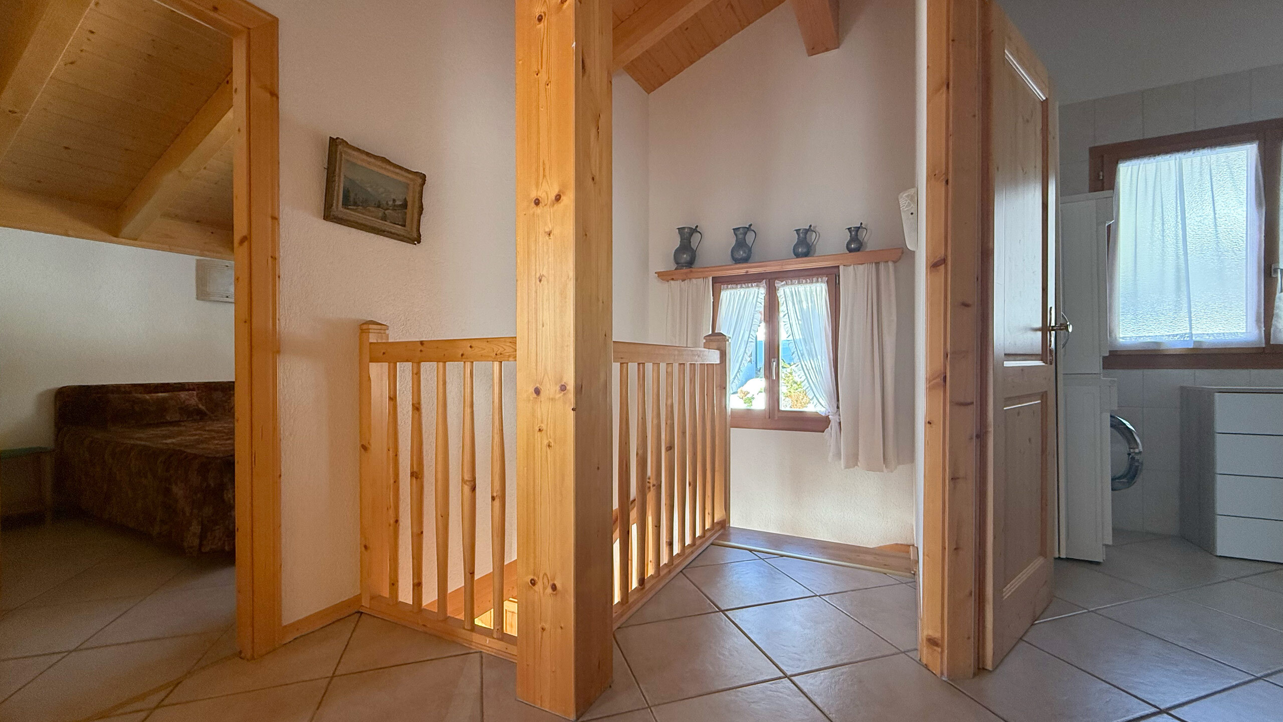 Couloir du 1er étage avec escalier menant au rez