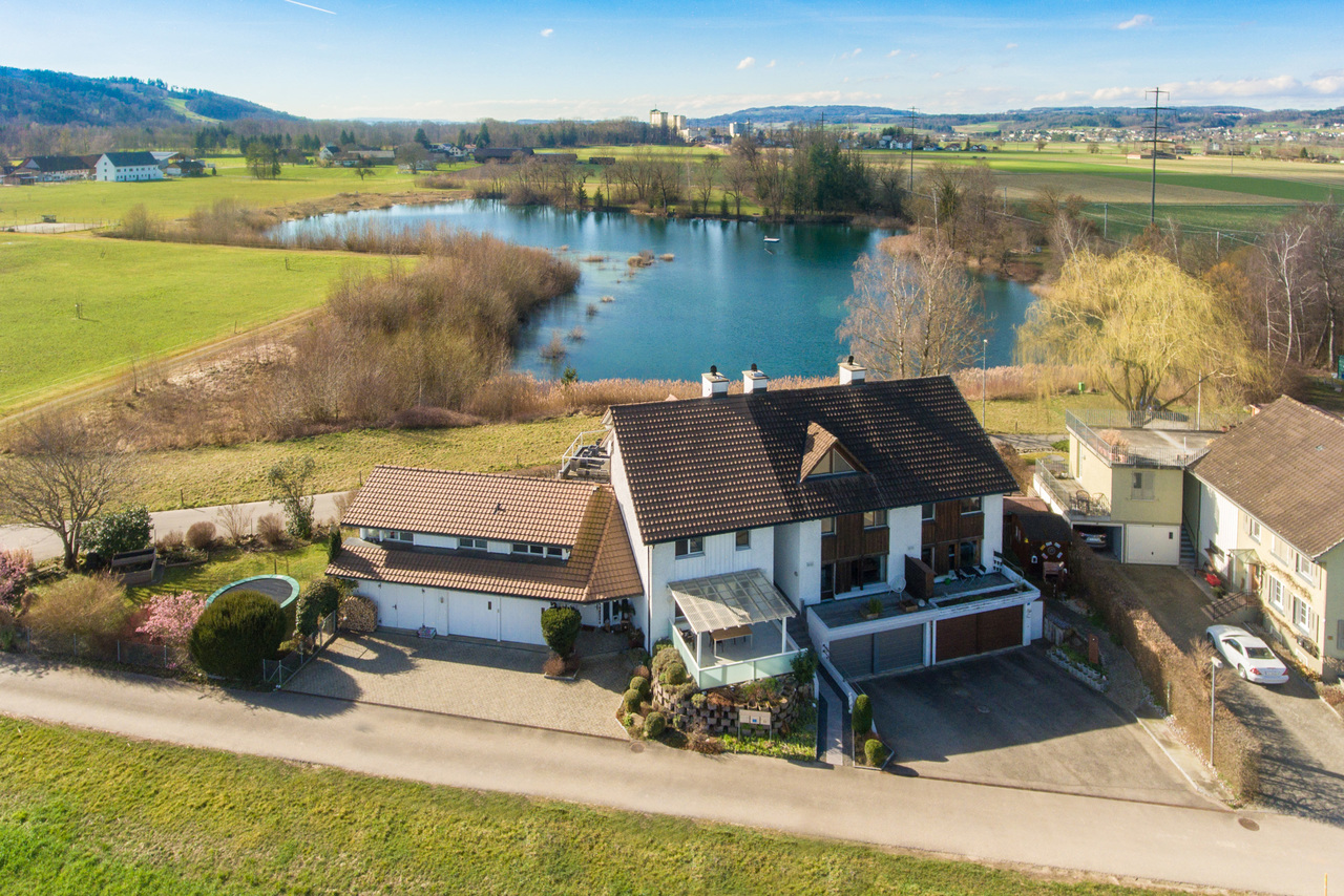 Traumhafte Wohnlage mitten in der Natur, am Weiher gelegen. 