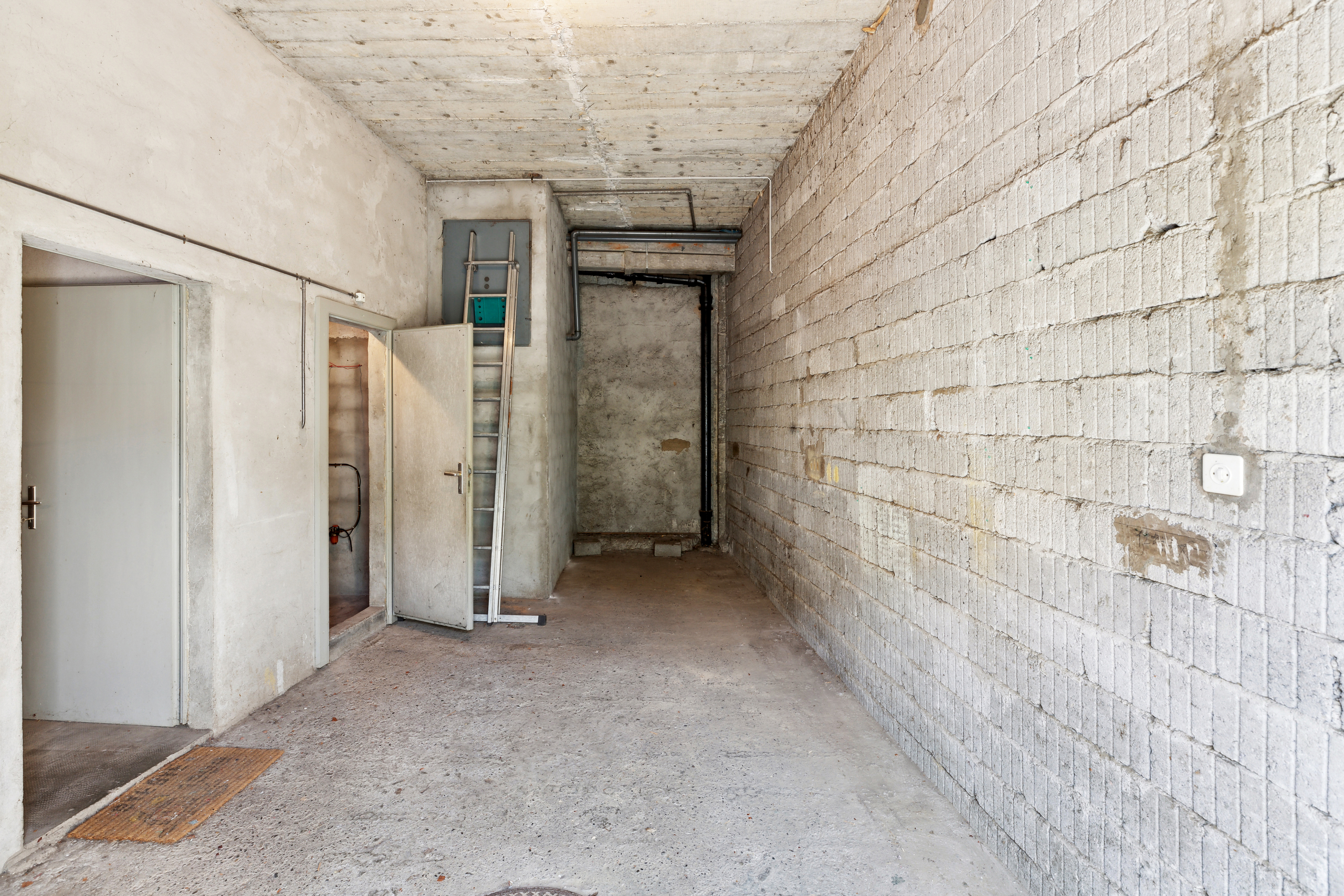 Garage mit Technikraum, Waschküche und Abstellräumen