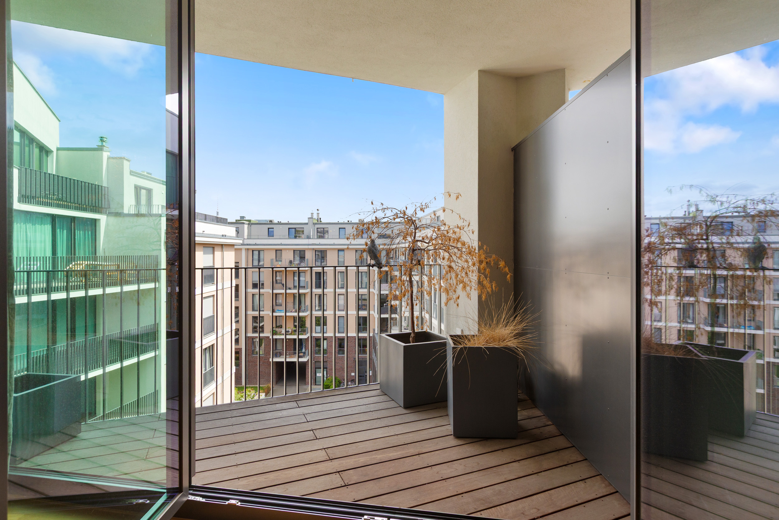Urbaner Rückzugsort mit Weitblick: Der windgeschützte Balkon öffnet die Sicht bis zum Berliner Fernsehturm. Urbaner Rückzugsort mit Weitblick: Der windgeschützte Balkon öffnet die Sicht bis zum Berliner Fernsehturm.