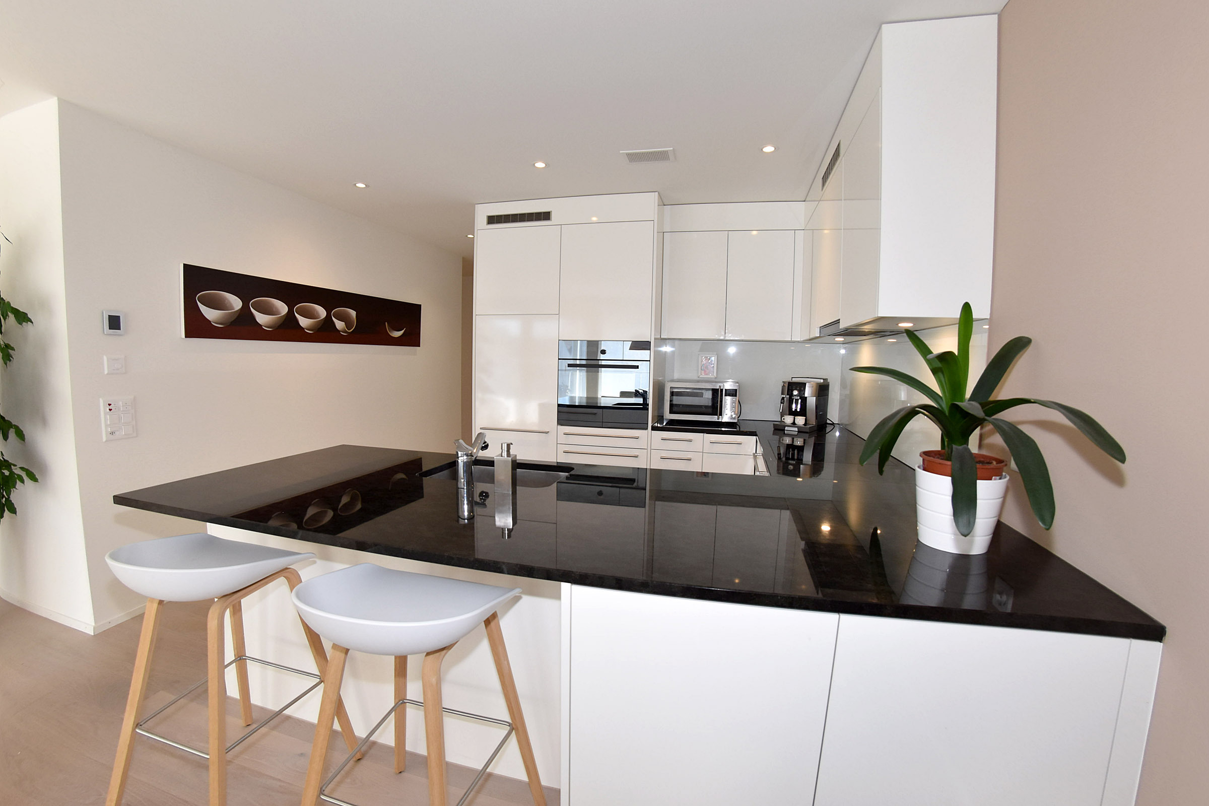 Die modern Küche mit Frühstücksbar