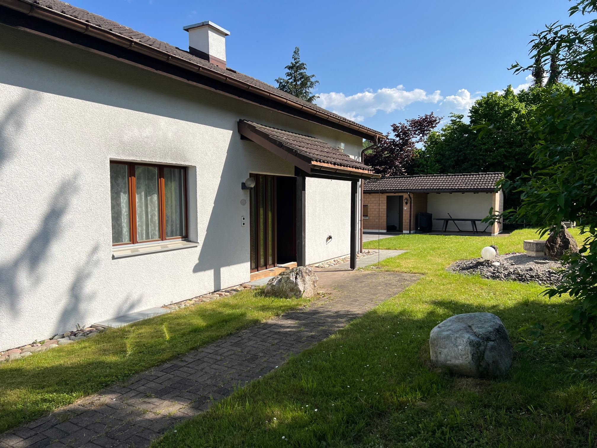 Hauszugang mit gedecktem Eingang