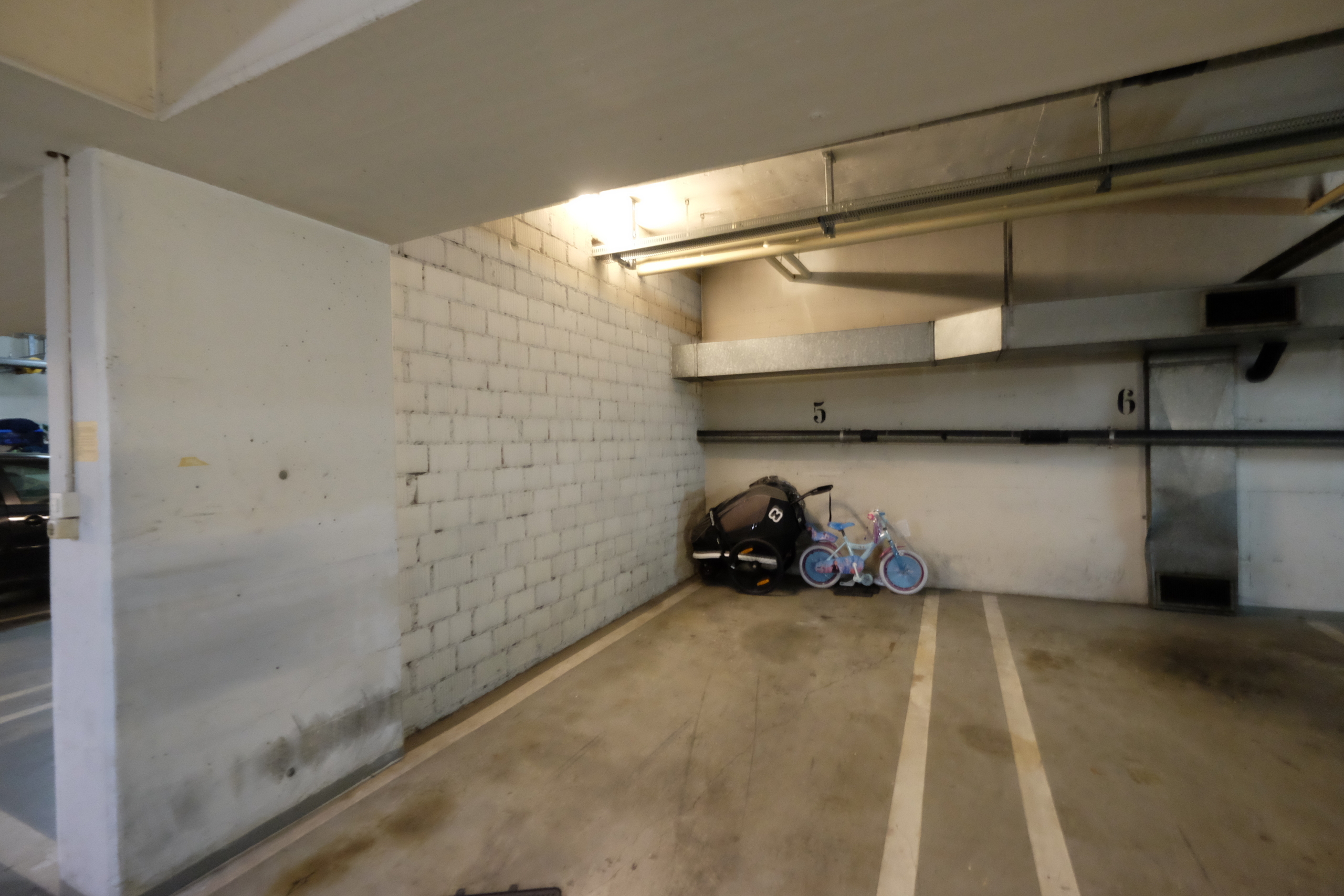 Autoeinstellhallenplatz  Autoeinstellhallenplatz