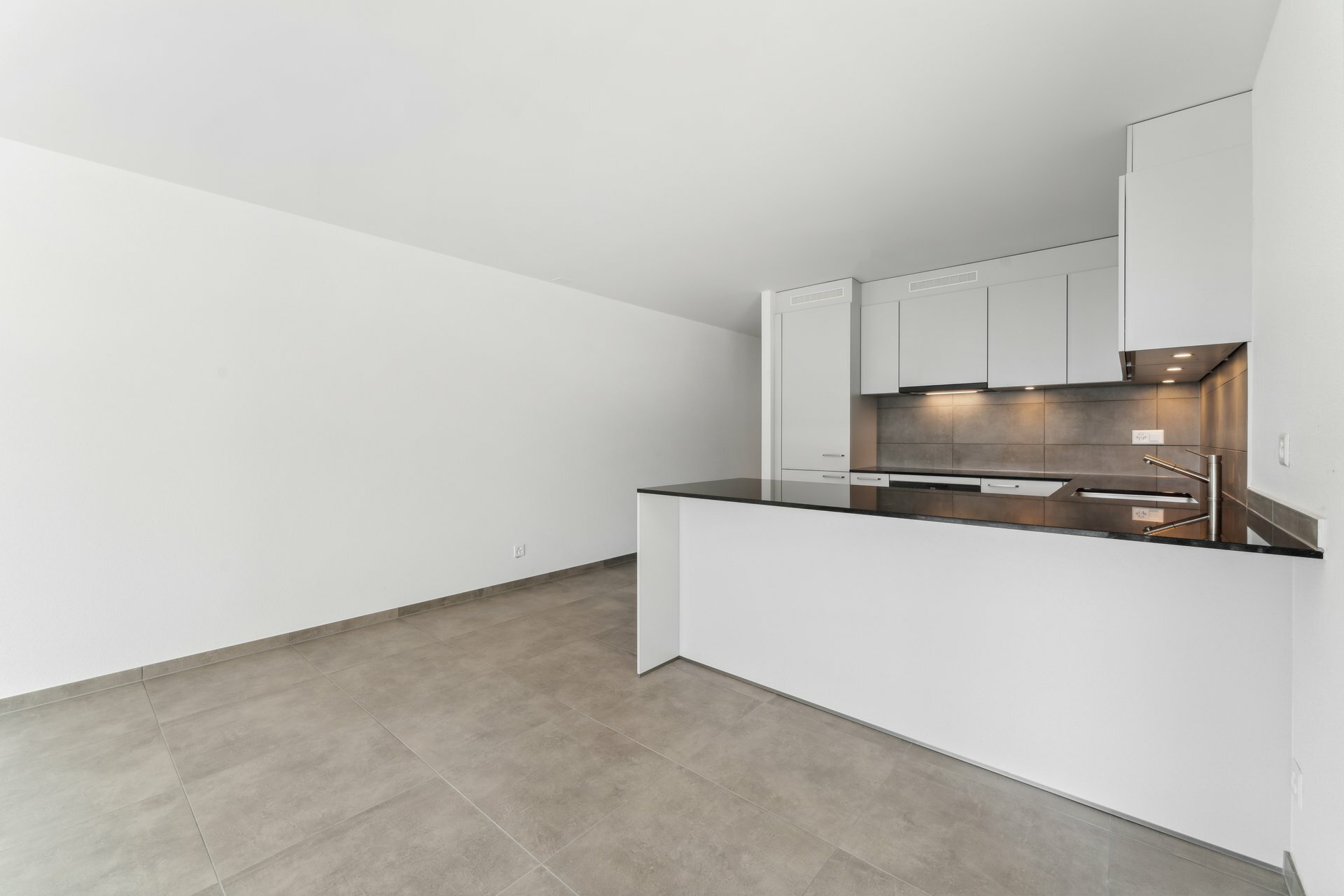 Küche mit Insel/Bar