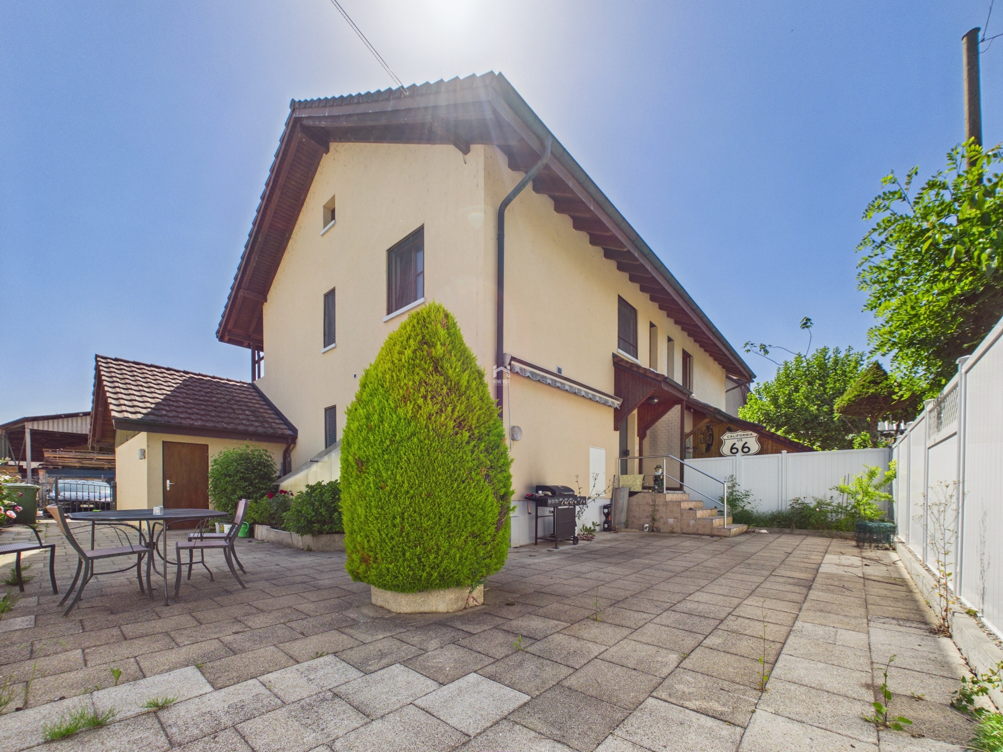 Aussenansicht mit Sitzplatz