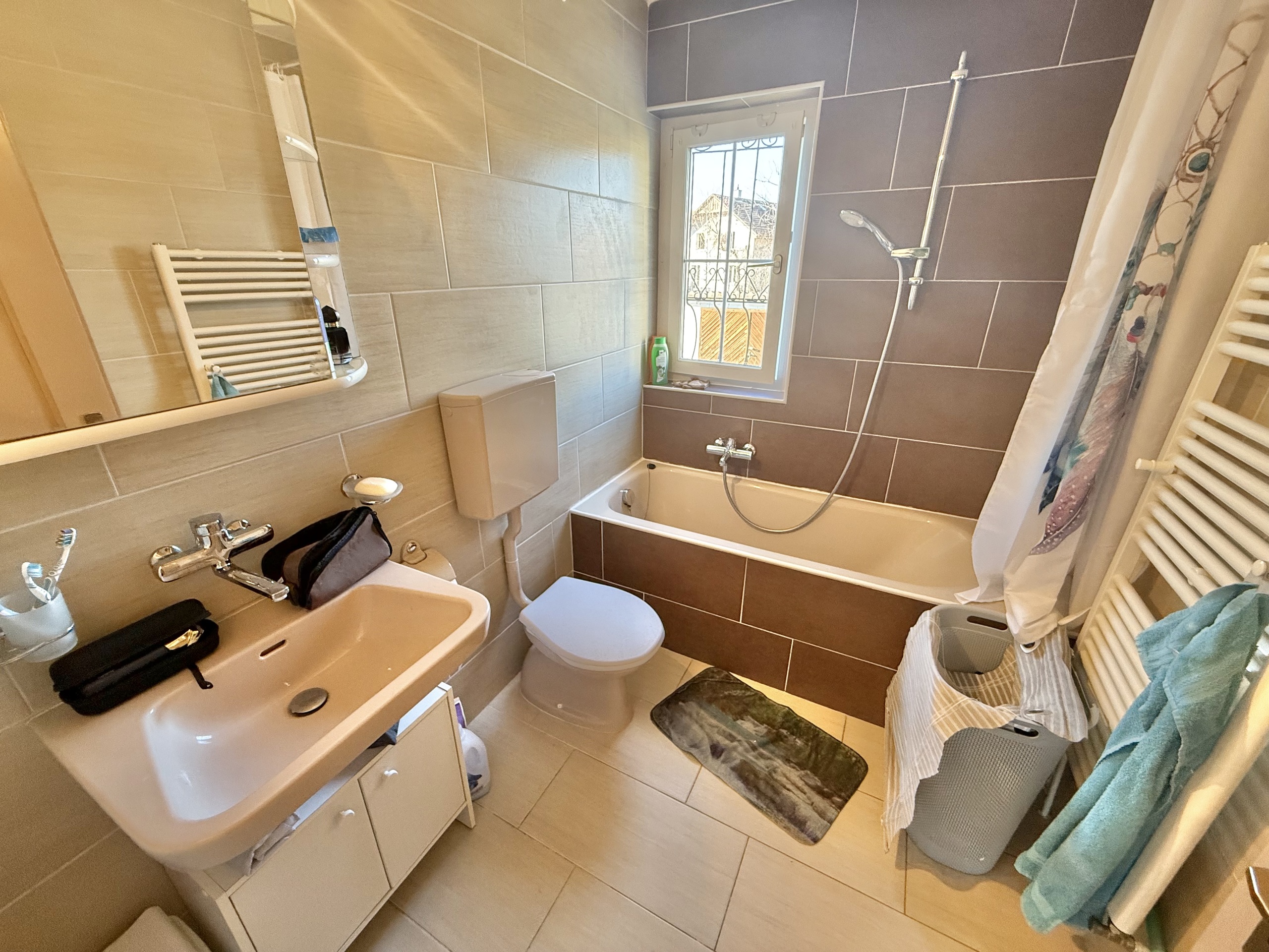 salle de bain complètement équipée