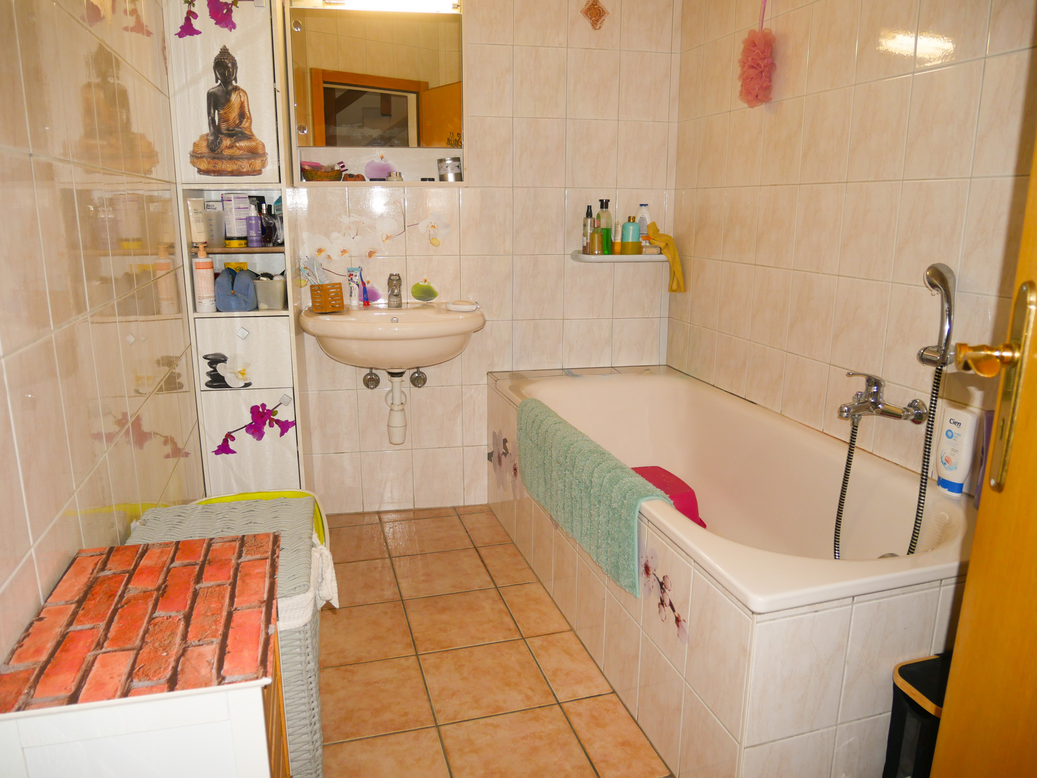 Salle d'eau avec baignoire