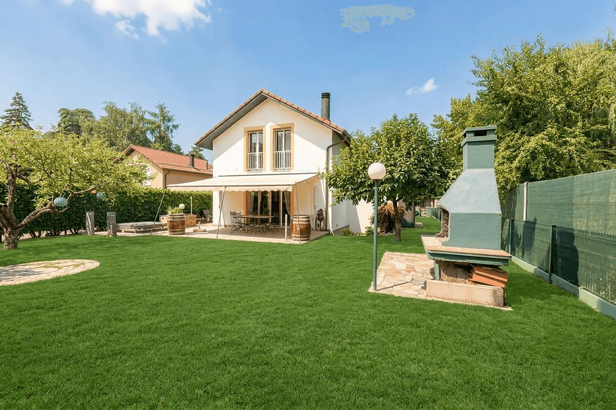 Grand jardin avec terrasse et espace barbecue. Grand jardin avec terrasse et espace barbecue.