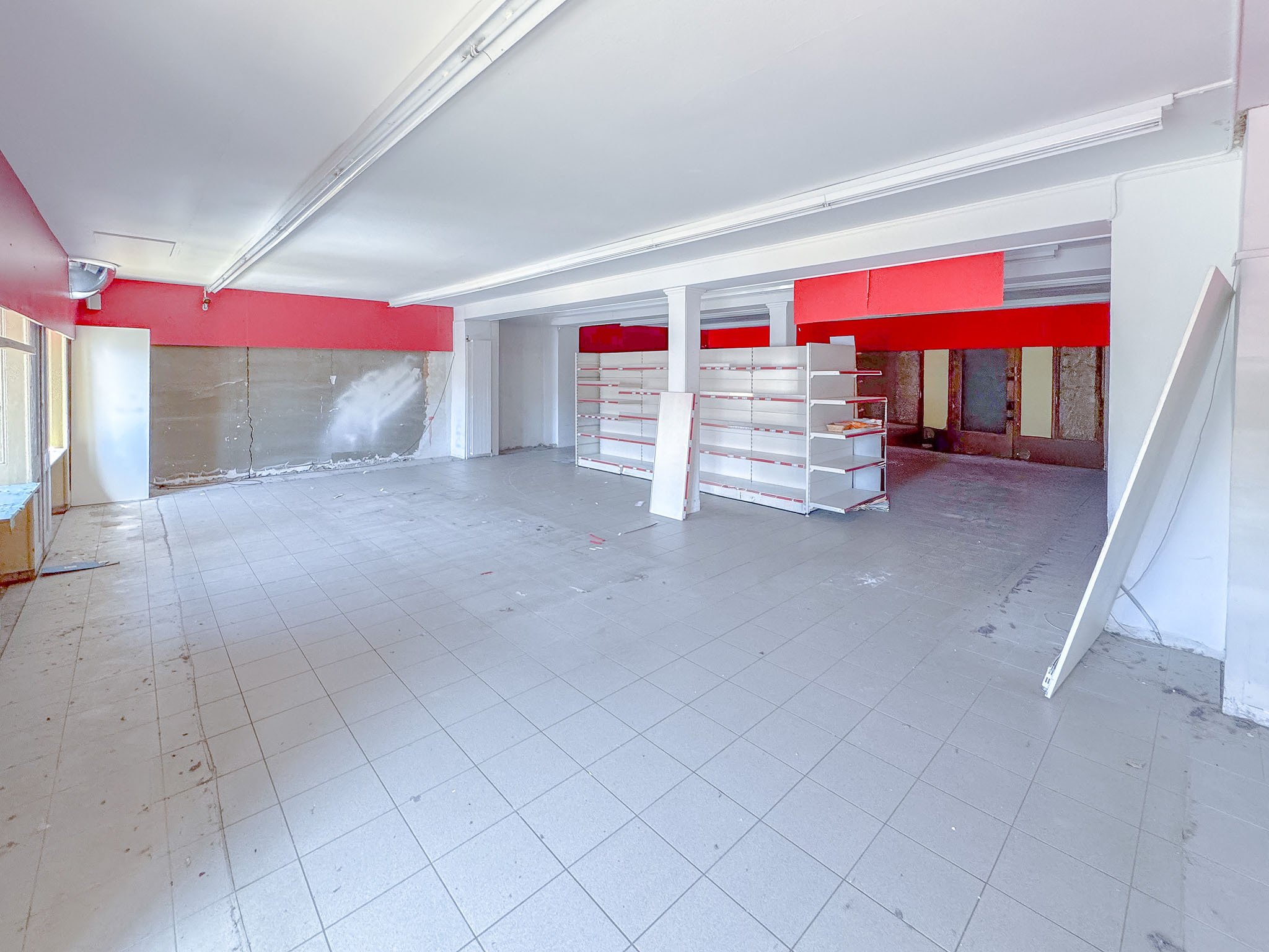 Locaux commerciaux avec sanitaire et monte-charge Locaux commerciaux avec sanitaire et monte-charge