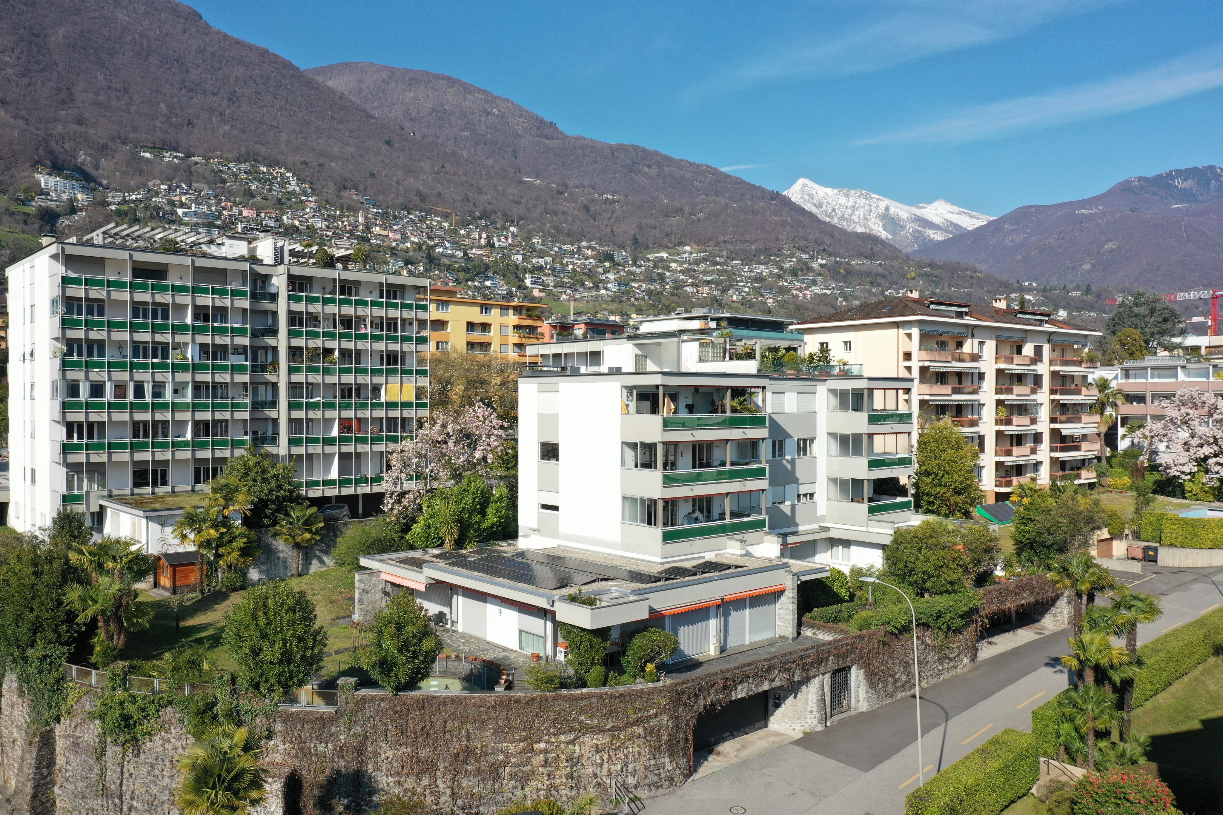 A ovest, la proprietà confina con un ruscello e con il Muralto