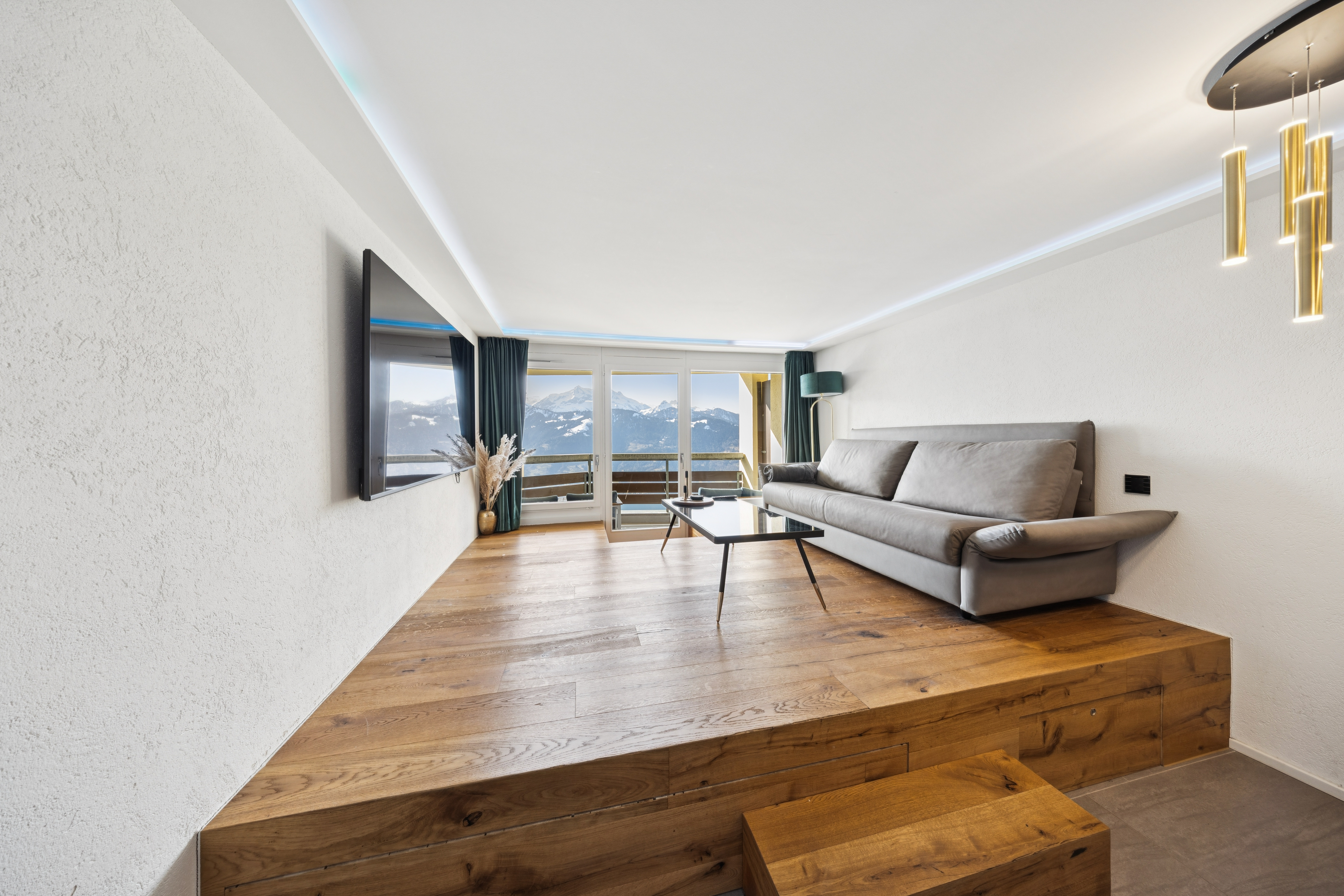 Appartement lumineux d'une pièce avec un coin salon et chambre confortable