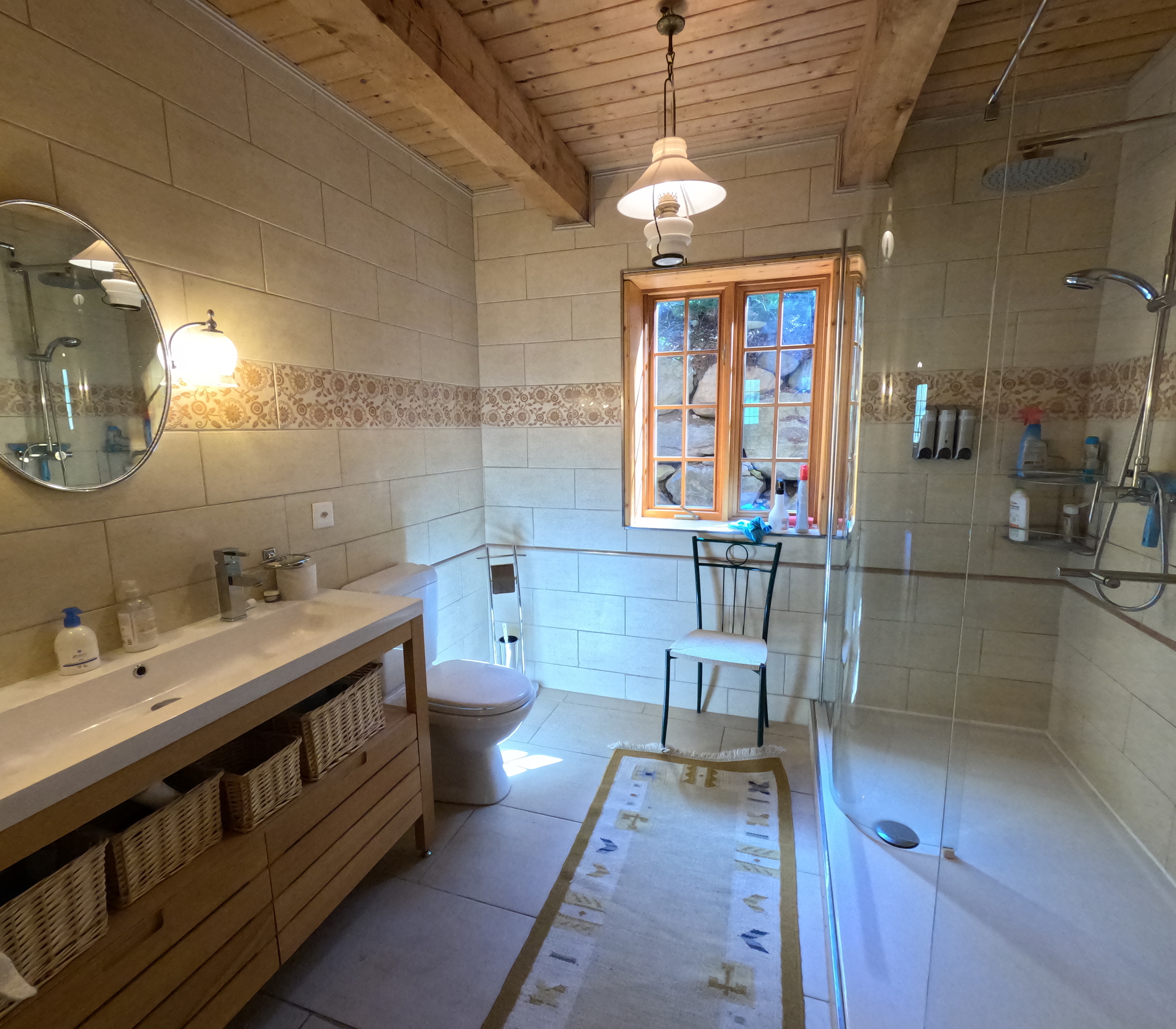 Salle d'eau avec douche, WC, lavabo 