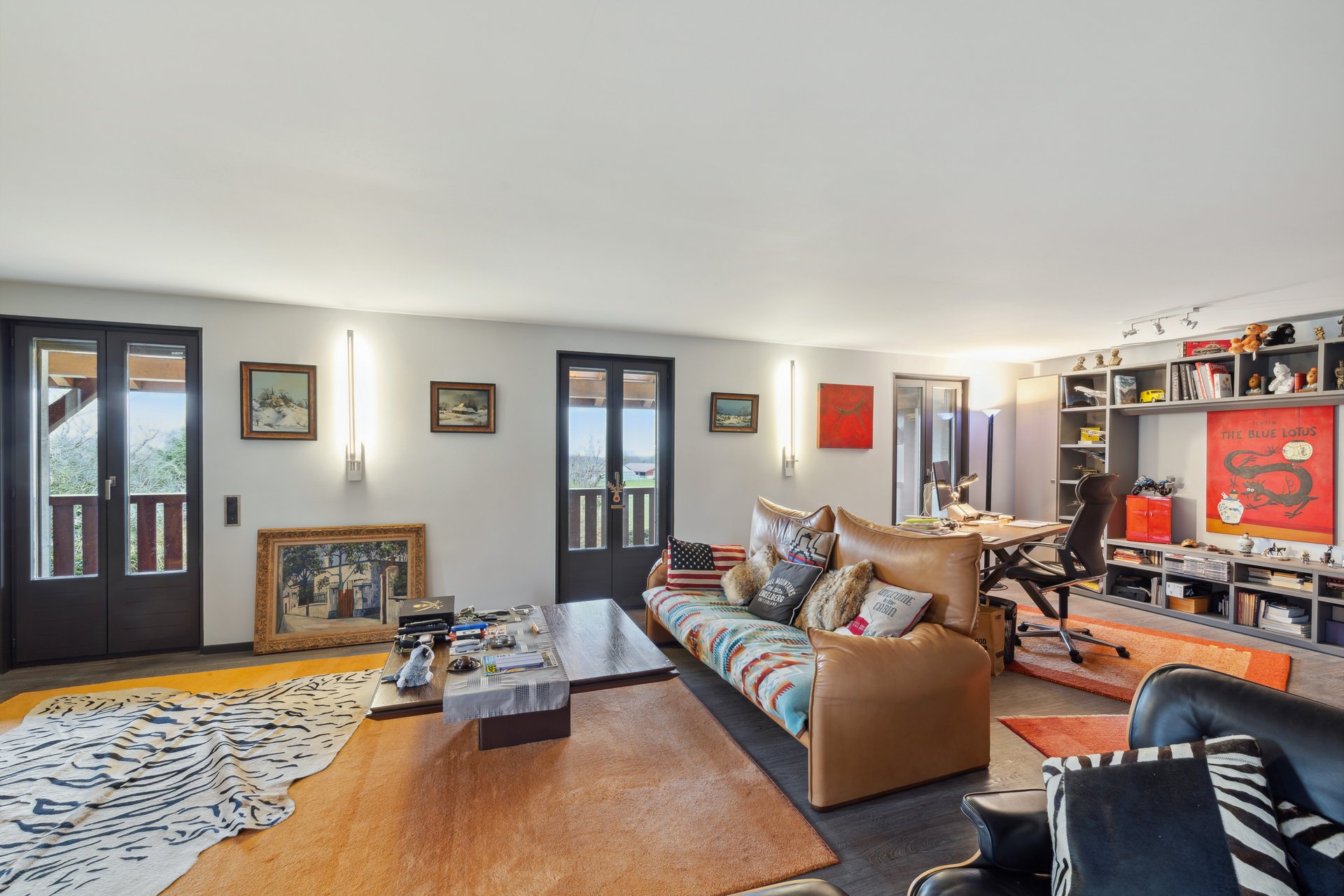 Salon et bureau avec accès vers le balcon