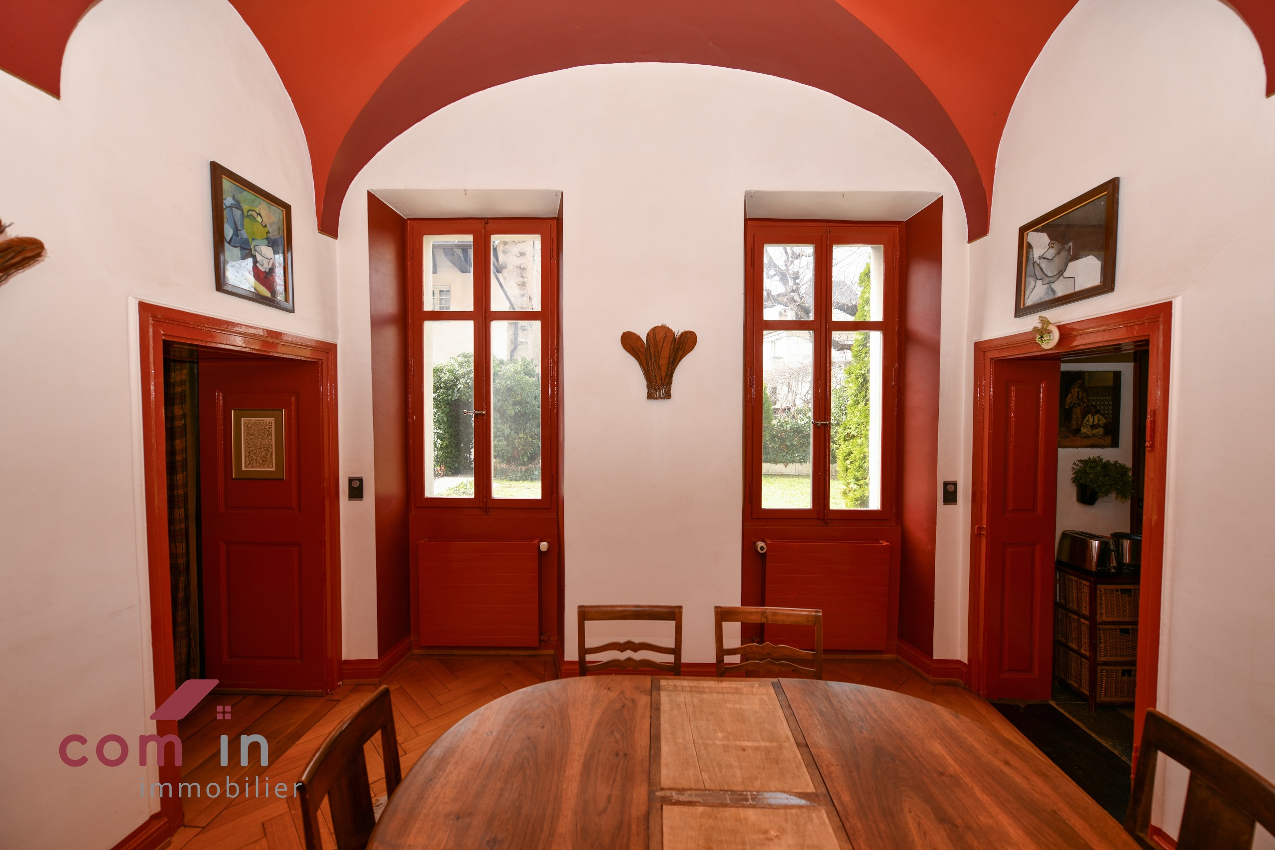 salle à manger côté cuisine et côté jardin