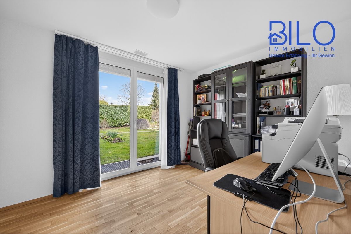 Helles Zimmer / Büro mit Gartenblick und Parkett-Holzboden. Helles Zimmer / Büro mit Gartenblick und Parkett-Holzboden.