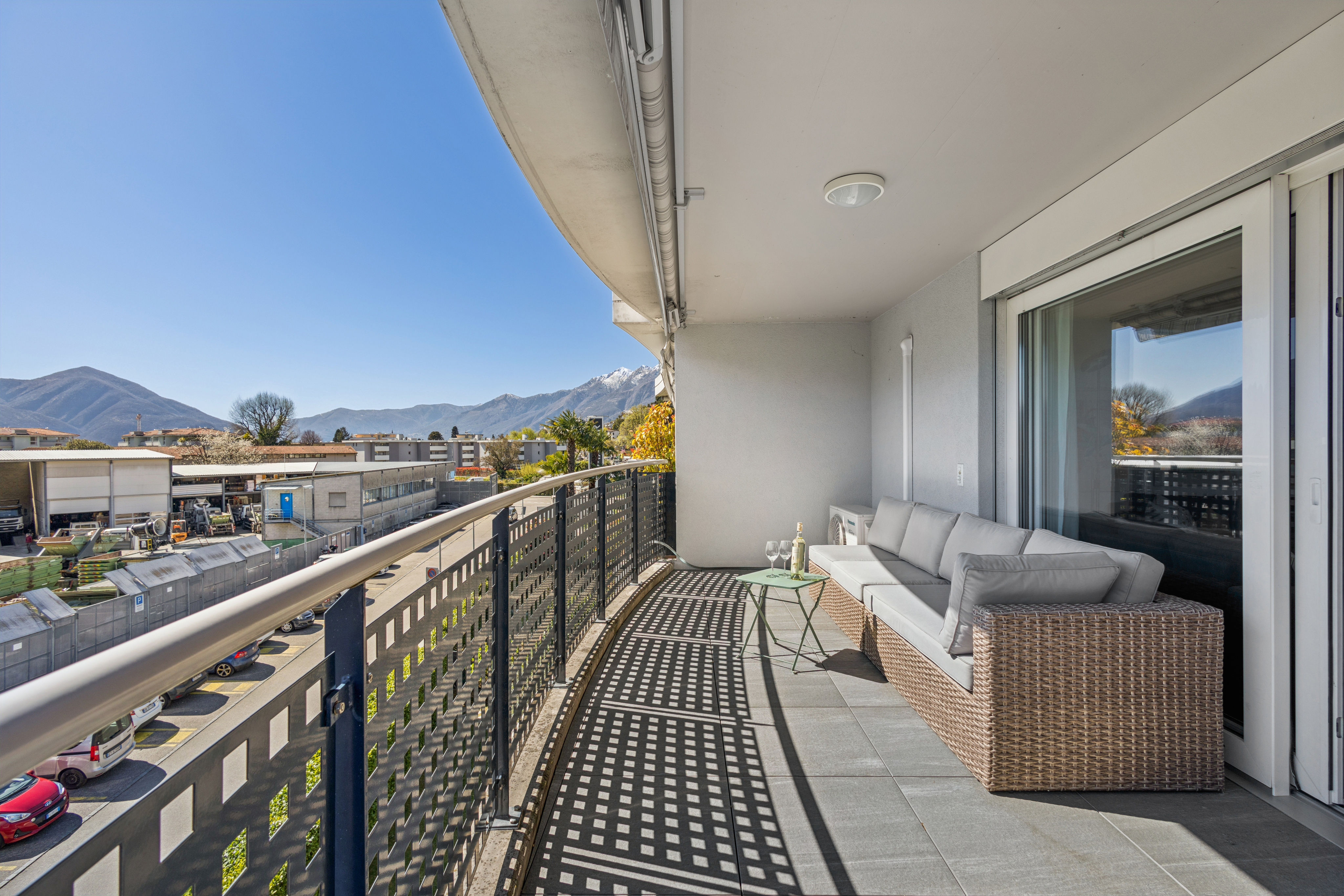 Terrazza curva con ampio spazio per un salotto e un tavolo da pranzo!
