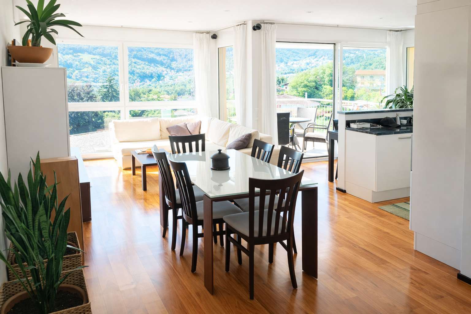 ampio soggiorno con grandi vetrate e vista sulla montagne circostanti