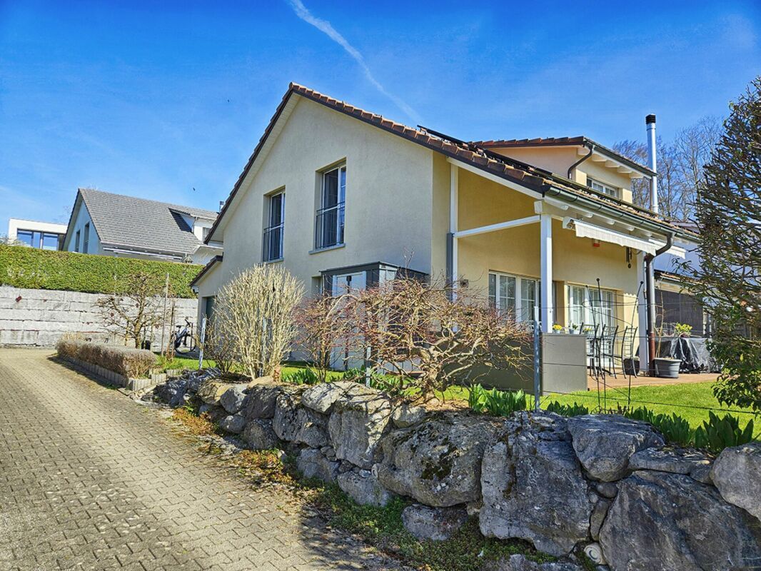 Hausansicht mit Einfahrtstrasse