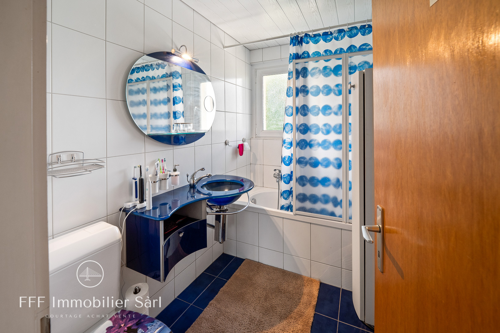 Salle de bains rez-sup. Salle de bains rez-sup.