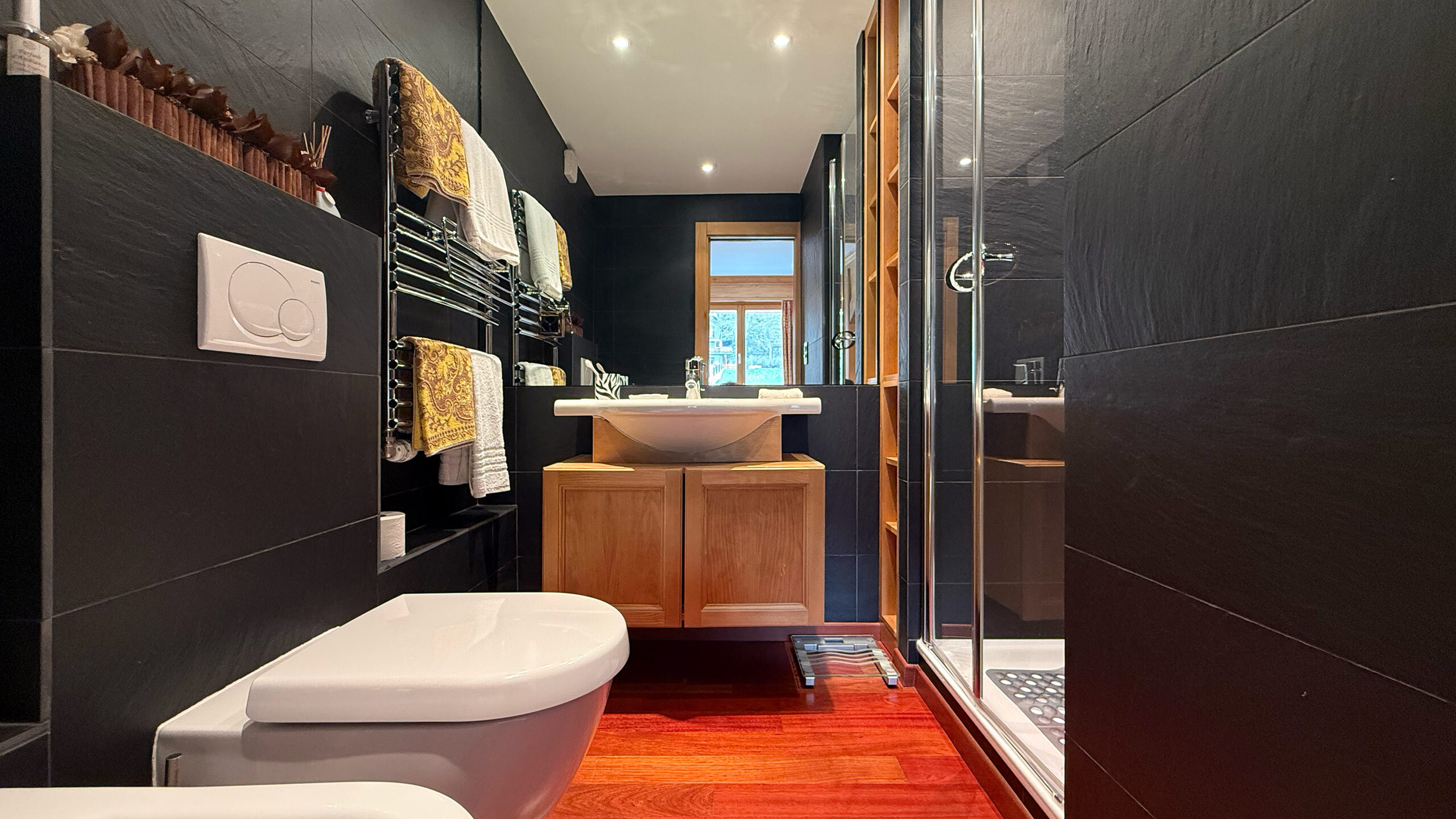 Salle de douche de la chambre principale