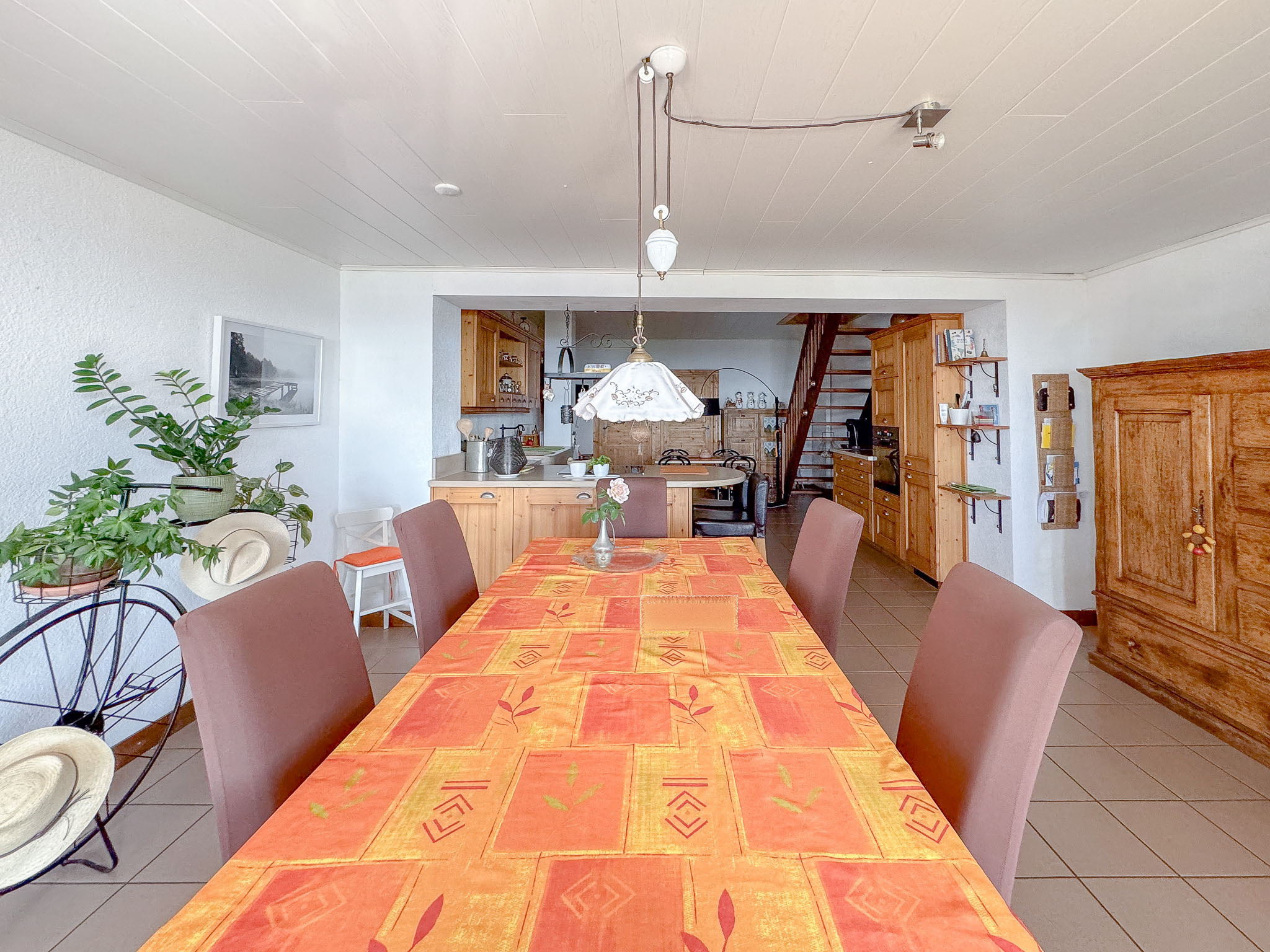 Duplex de 5 pces au rez - salle à manger ouverte sur la cuisine Duplex de 5 pces au rez - salle à manger ouverte sur la cuisine