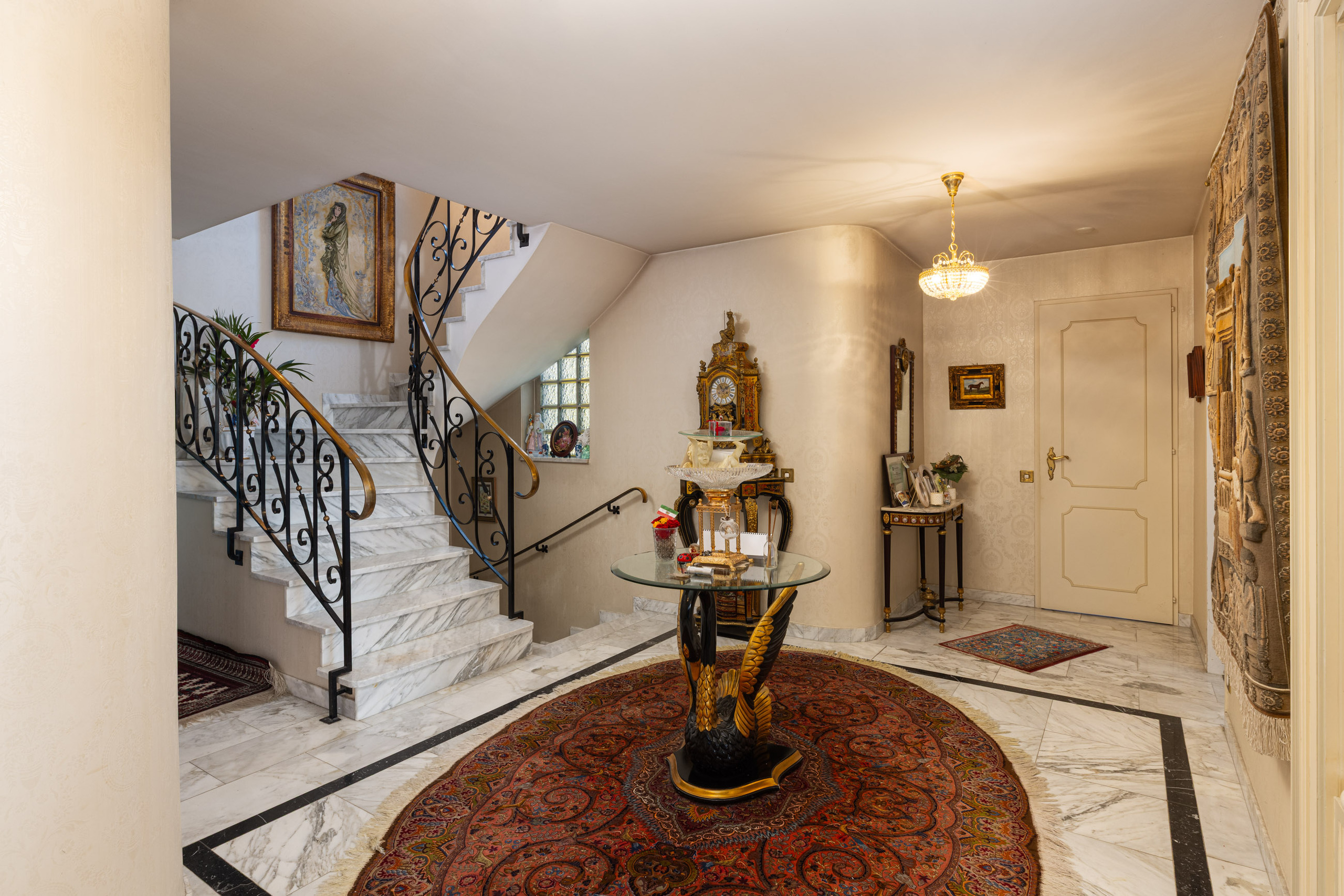 Hall d'entrée avec escalier en marbre