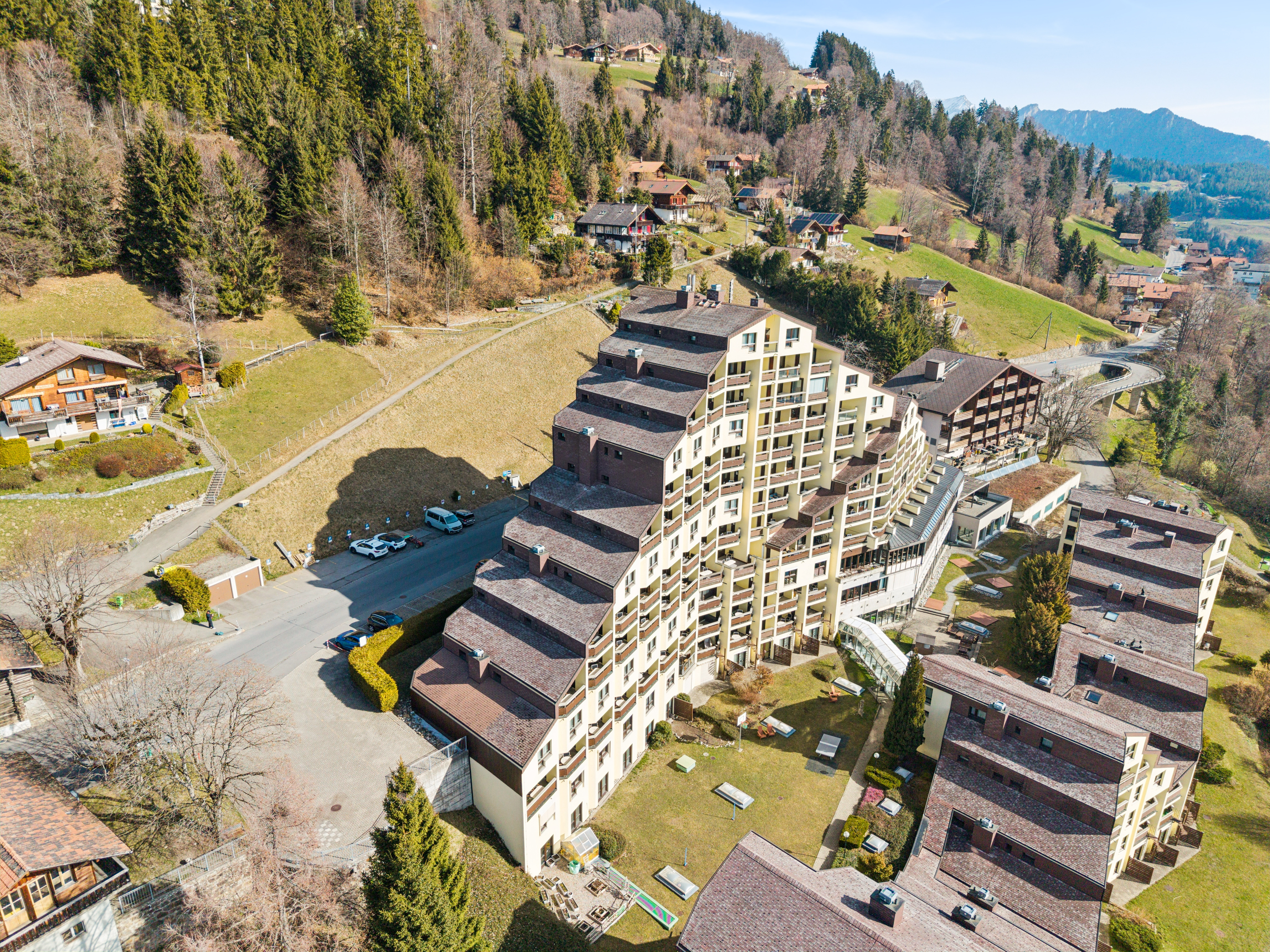 Bâtiment de l'hôtel niché dans le paysage montagneux pittoresque de Beatenberg