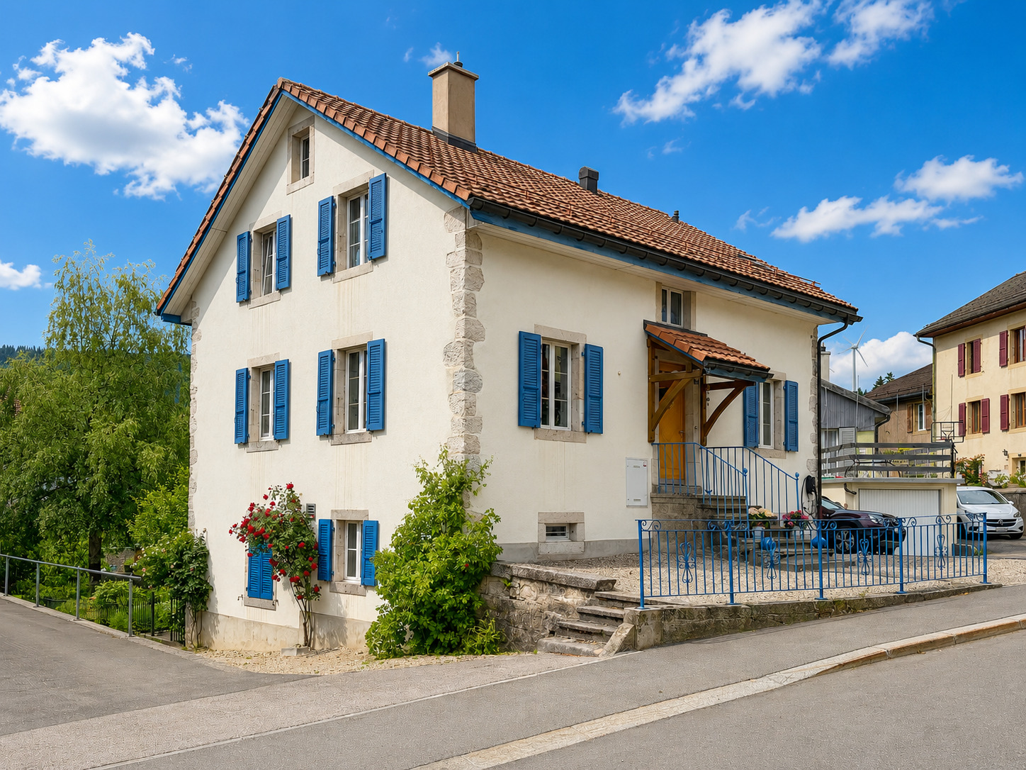 Vue sur la maison et l'entrée principale 